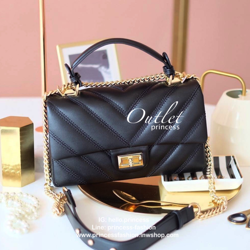 KEEP รุ่น coco chain handbag กระเป๋าทรงหรู รอบใหม่ ใช้หนัง Microfiber นิ่ม ฟู ตึงสวย ทนกว่าเดิมอยู่ทรง ใครชอบสไตล์นี้ห้ามพลาดนะคะ ใบนี้มีหูถือได้ ด้านในสีแดงสวย มีช่องแบ่งเก็บของหลายช่อง ด้านหลังมีช่องพิเศษสามารถใส่มือถือได้ค่ะ สายปรับ สั้น ยาวได้ ใบนี้ ค