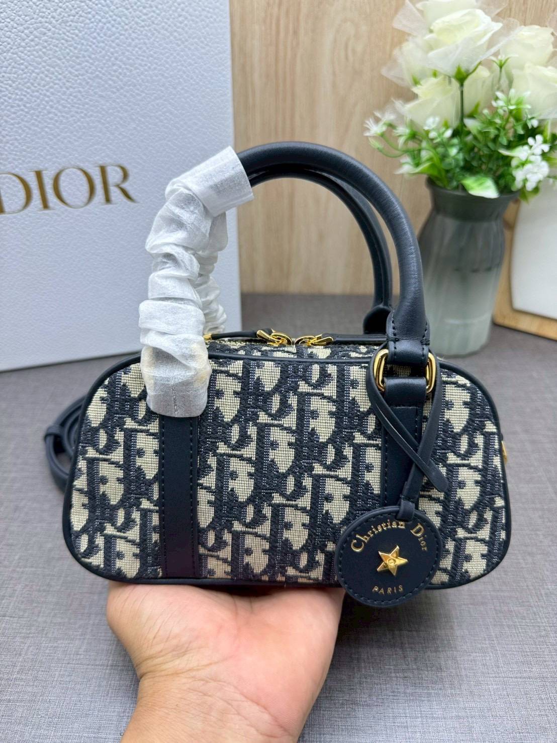 ORI หนังแท้ | DIOR D-Vibe East-West Nano Bag กระเป๋าทรงหมอนไซส์มินิน่ารัก ดีไซน์โบว์ลิ่งรูปทรงทันสมัยใช้งานง่ายจุของสำคัญได้ครบ สวยสง่างามเป็นเอกลักษณ์