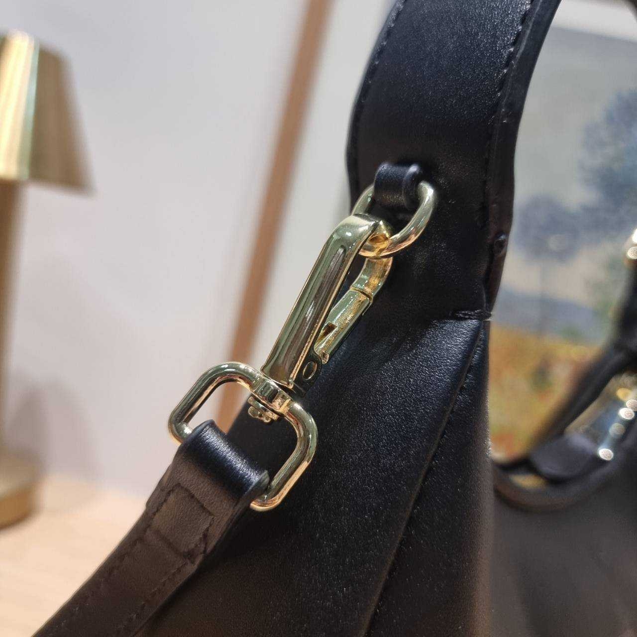 MIU MIU ZIP LEATHER TOP HANDLE BAG กระเป๋าสะพายไหล่/สะพายข้าง ทรงเก๋ ใช้งานง่าย เรียบหรูดูลัคชูสุดๆ