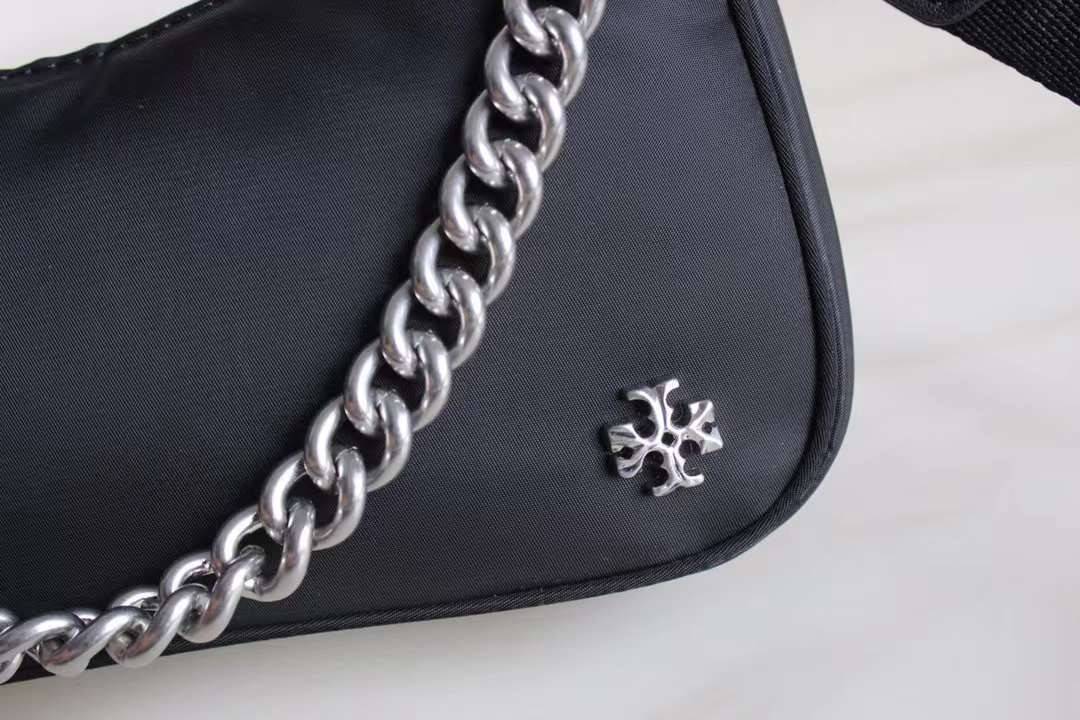 TORY BURCH handbag / TORY BURCH shoulder bag พร้อมส่งที่ไทย Tory Burch 151 Mercer Small Crescent Bag กระเป๋าถือหรือสะพายไหล่ วัสดุNylon อะไหล่เงิน น้ำหนักเบา พกพาสะดวก ใส่โทรศัพท์ iIphone+ ได้ ด้านในโล่งมีช่องเล็กใส่บัตร 2 ช่อง มาพร้อมสายสั้น สายหนัง+สายโ