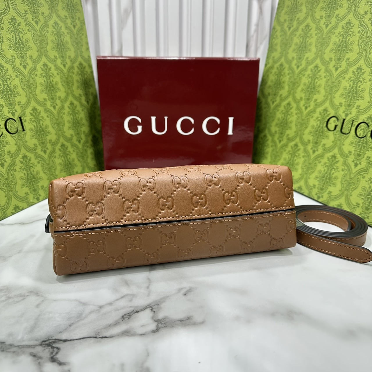 ORI หนังแท้ | Gucci GG Emblem small shoulder bag กระเป๋าสะพายทรงพอช ถือ/คล้องไหล่เก๋ๆหรือสะพายข้างได้ ทรงสวยคลาสสิค มีอะไหล่ห่วงสำหรับห้อยพวงกุญแจได้ เป็นไอเท็มต้องมีและยกเป็น everyday bag ได้เลย