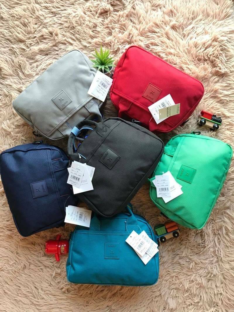 Anello 2Way mini boston Bag คอลเลคชั่นสีทูโทนสดใสต้อนรับลมร้อน กับกระเป๋าถือหรือสะพายข้าง วัสดุผ้าแคนวาสตัดสีทูโทน ที่หูจับมีตัวล้อคสาย มีฐานกว้างตั้งอยู่ทรง เหมาะกับการใช้งานที่สะดวกสบาย มีช่องใช้งานทั้งภายในและภายนอก ใส่ได้ทั้งกระเป๋าสตางค์ทรงยาว มินิไอ