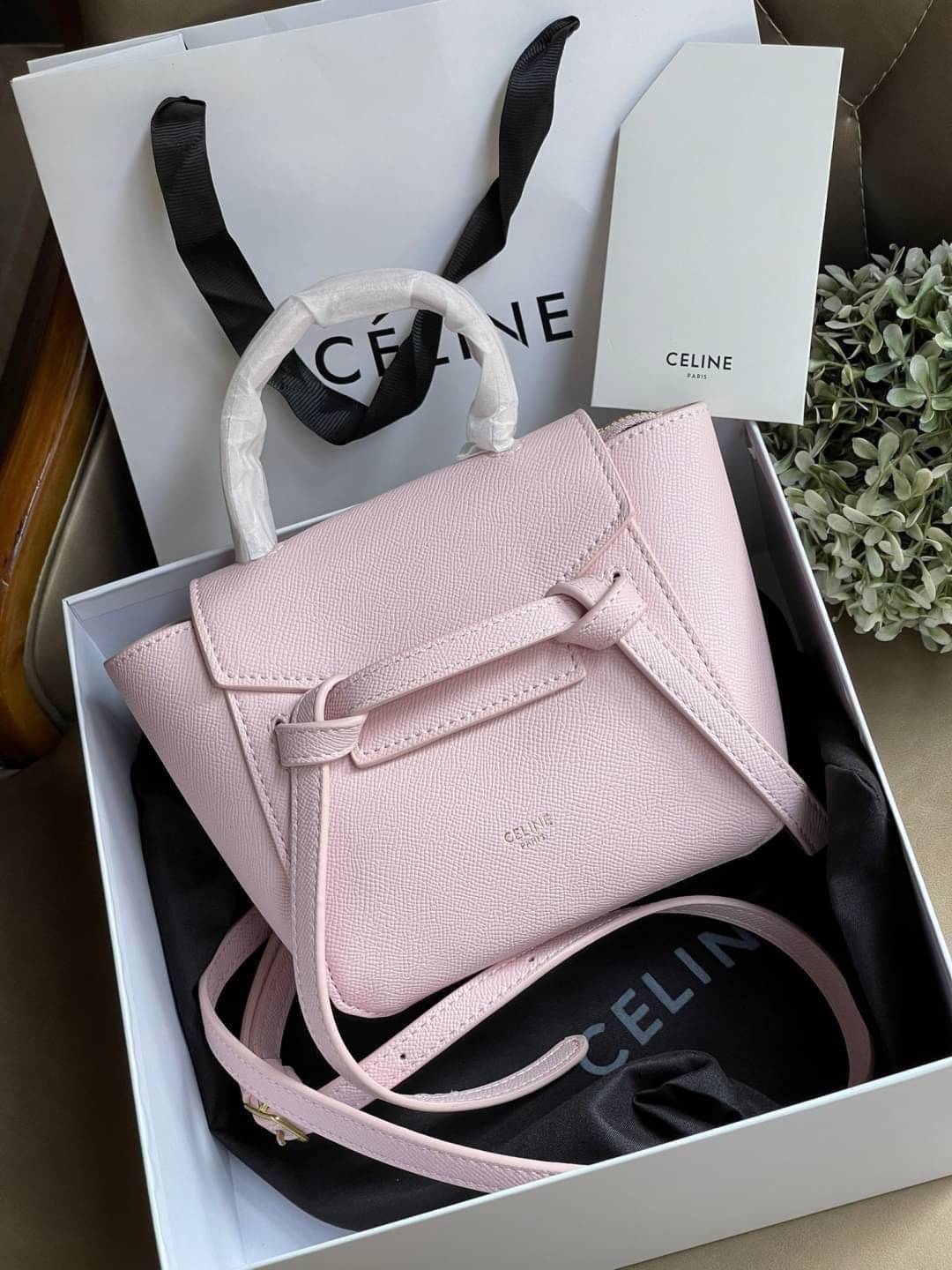 Celine Pico Belt Bag / Celine Belt Bag (ใบเล็ก) อีกหนึ่งคอลเลคชั่้นที่ได้รับความนิยมอย่างมาก บ่งบอกความเป็นตัวตนของแบรนด์ กลิ่นอายความคลาสสิก