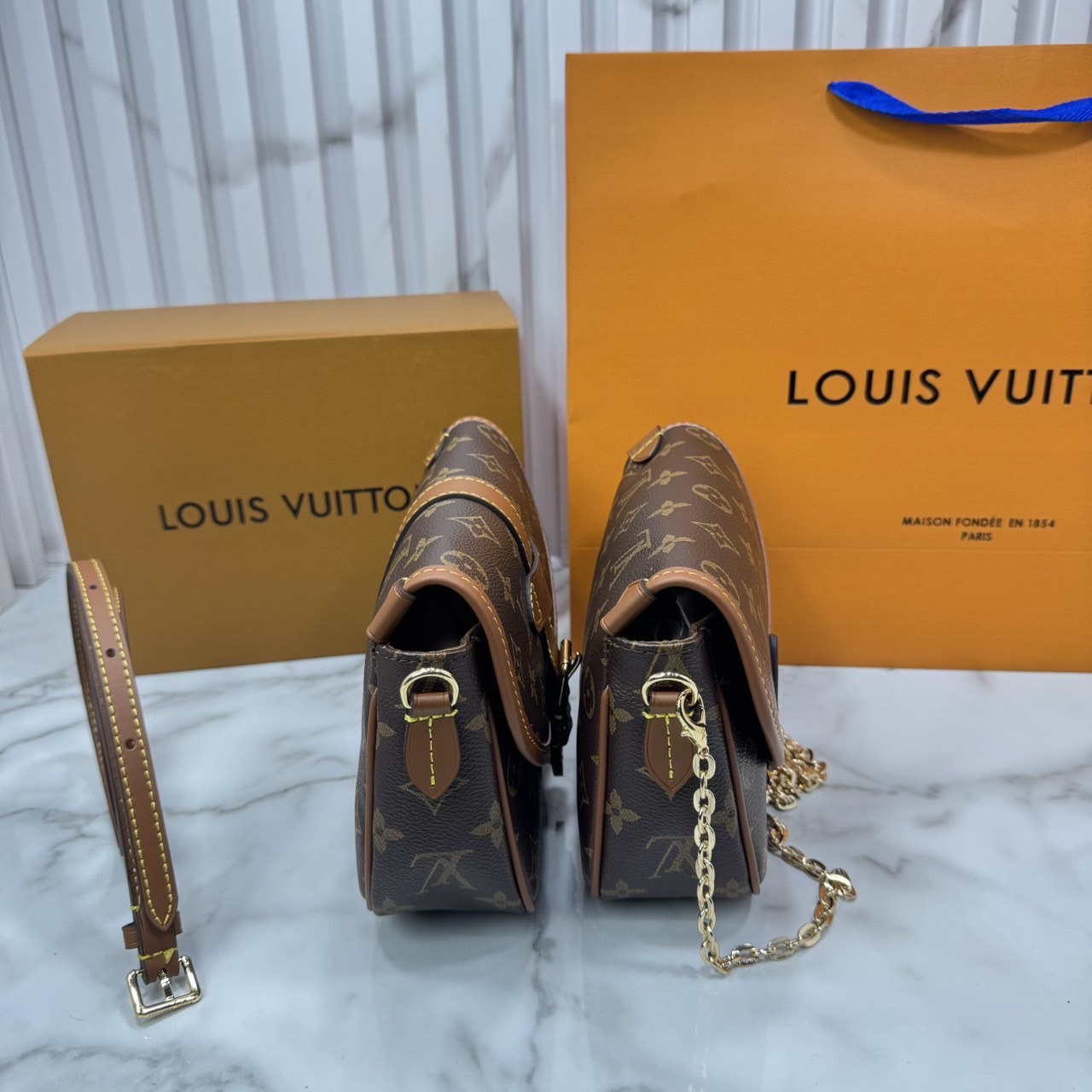 ORI หนังแท้ | Lv Marilyn White Multicolor Monogram Canvas Shoulder Bag สุดคุ้มกับกระเป๋าดีไซน์ใหม่ จัดคู่ดูโอ้ ได้ 2 ใบในราเดียว ปรับใช้งานได้ทั้งคาดเอวหรือสะพายได้ มาพร้อมสายสะพาย 2 แบบ ทั้งสายหนังและสายโซ่ คุ้มยิ่งกว่าอะไรทั้งหมดเลยค่า