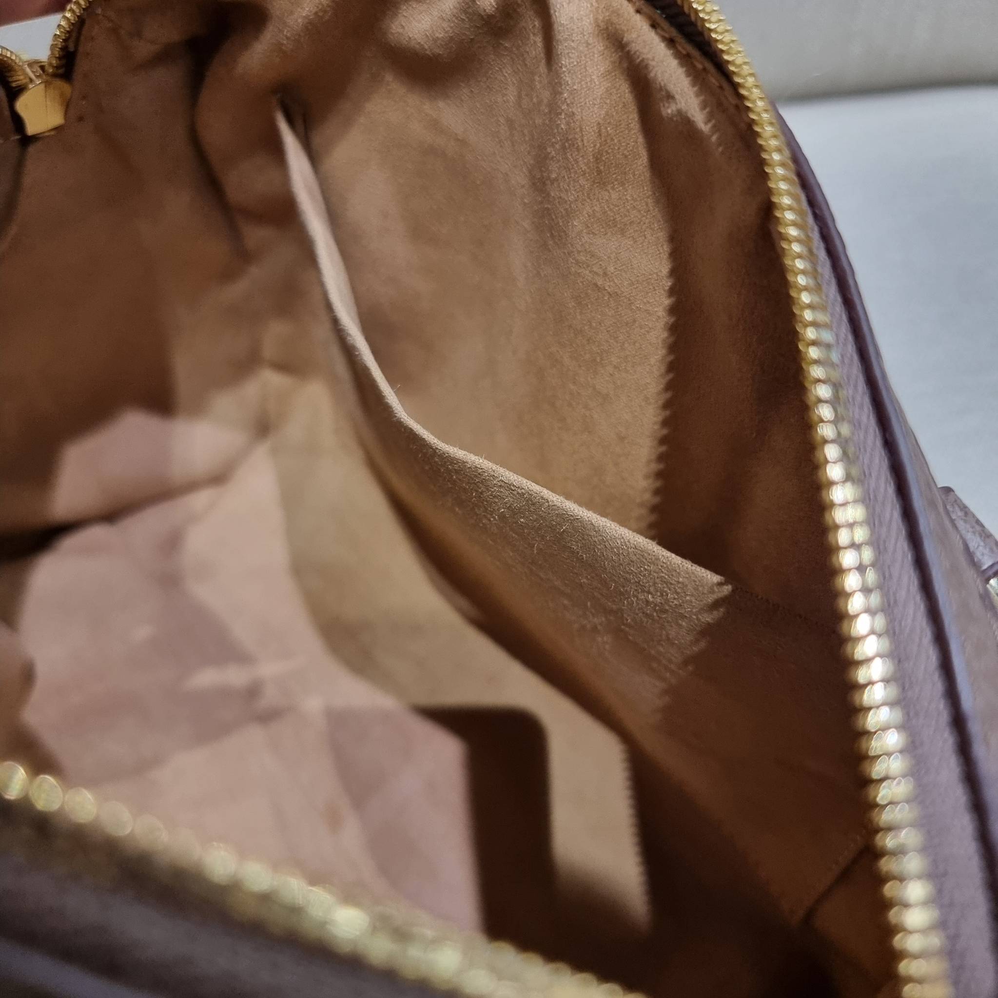 VIP 】GC CLASSIC DUFFLE BAG VIP GIFT กระเป๋าถือทรงหมอนสวยคลาสสิค สินค้าพิเศษจากเคาน์เตอร์ duty free แถมฟรี!! โบว์ผ้าลายแบรนด์ สำหรับตกแต่งหูกระเป๋า ผูกเป็นโบว์ หรือพันถนอมหูกระเป๋าก็ดูหรูมาก วัสดุหนังแคนวาส ดีไซน์แถบคาดโดดเด่น สวย หรู ใบจริงสวยมาก! เปิด-ปิ