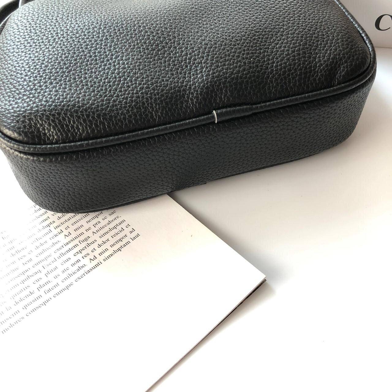 ของแท้ กระเป๋าสะพาย COACH เปิด - ปิดกระเป๋าด้วยซิป มีช่องใส่ของ 2 ช่องใหญ่ ด้านในมีช่องใส่ของ 1 ช่อง และช่องใส่บัตร 2 ช่อง มาพร้อมสายสะพายยาว สามารถปรับได้ 3 ระดับ