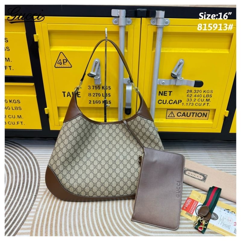 GUCCI B shoulder bag กระเป๋าสะพายไหล่รุ่นใหม่ล่าสุด ใบใหญ่จุของได้เยอะจุใจ เอาใจสายแบกแต่ยังคงความหรูมีสไตส์ในตัว ใช้ได้ทั้งชายหญิง ใบจริงสวยมาก คุ้มค่าที่สุด