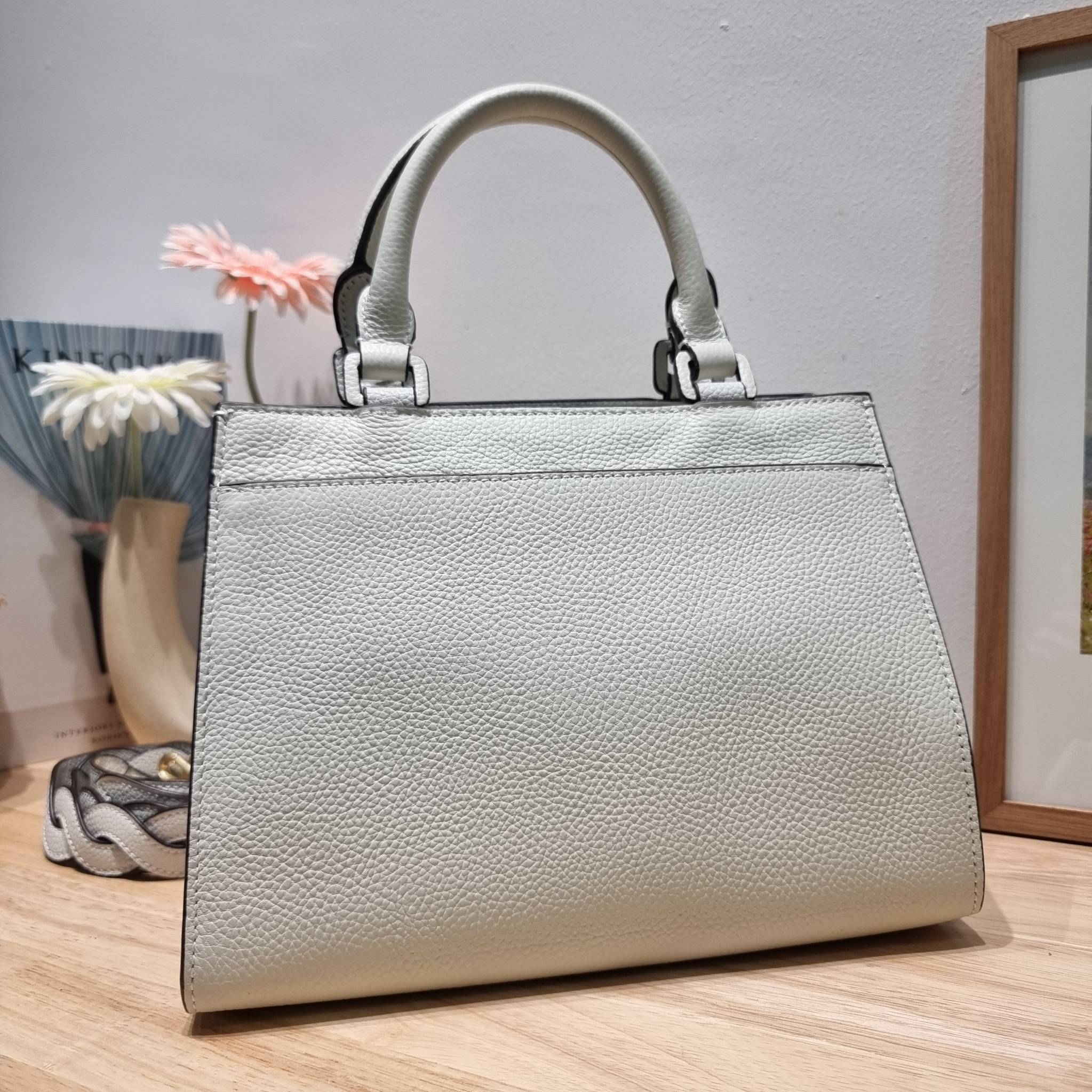 TORY BURCH MILLER TOP HANDLE SATCHEL ใหม่ล่าสุด กับกระเป๋าสะพายรุ่นยอดนิยม ที่มาในดีไซน์ top handle ให้สะดวกใช้ได้มากขึ้นด้วยหูจับในตัว โดดเด่นด้วยโลโก้สีทอง ด้านหน้าและด้านหลังมีช่องเปิดเก็บของได้