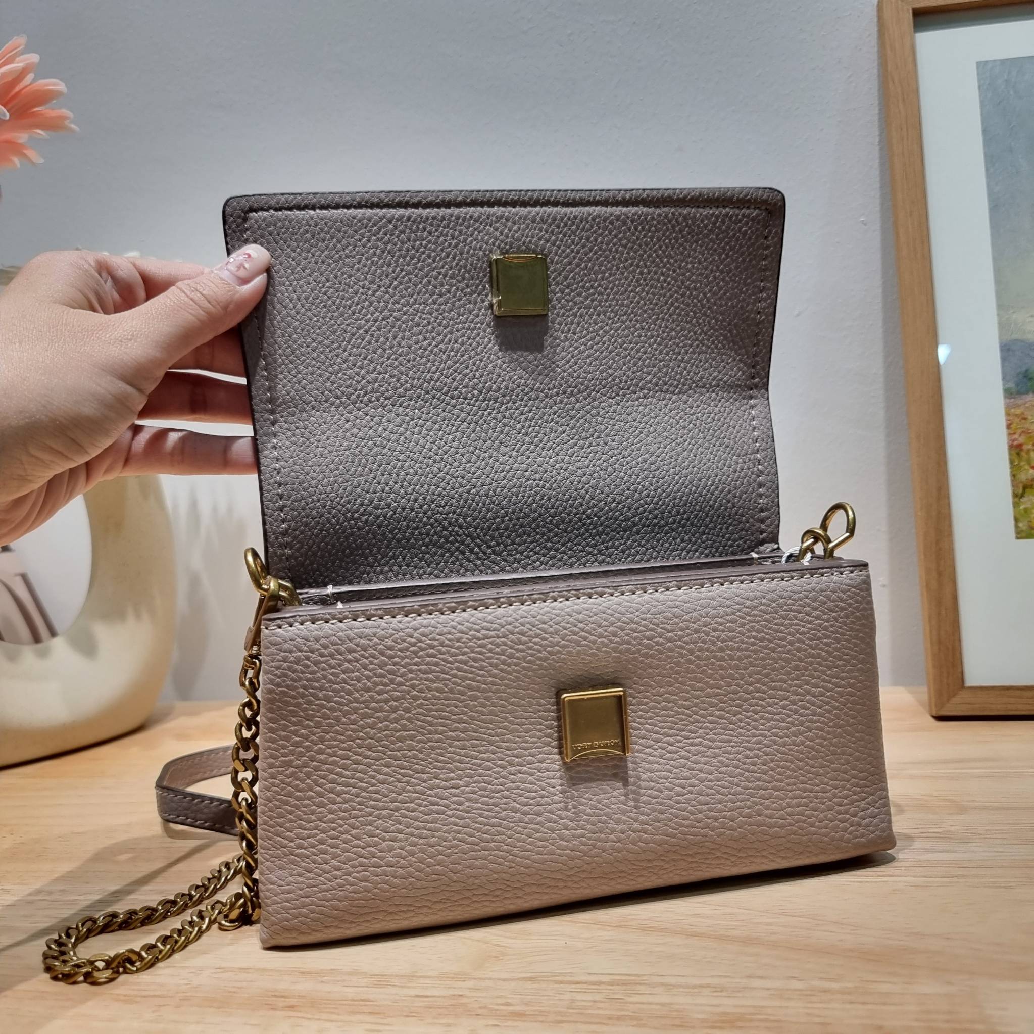 TORY BURCH LIMITED-EDITION MINI BAG รุ่นลิมิเต็ด ที่ sold out ไปแล้วหลายช็อป มีมาให้ช้อปที่นี่! กับกระเป๋าสะพายข้างทรงผู้ดี ไซส์มินิ ที่ผลิตมาในจำนวนจำกัด โดดเด่นด้วยอะไหล่ทองคลาสสิคหรูหรา และสายสะพายโซ่สลับหนัง ทำให้สะพายได้โดยไม่เจ็บไหล่