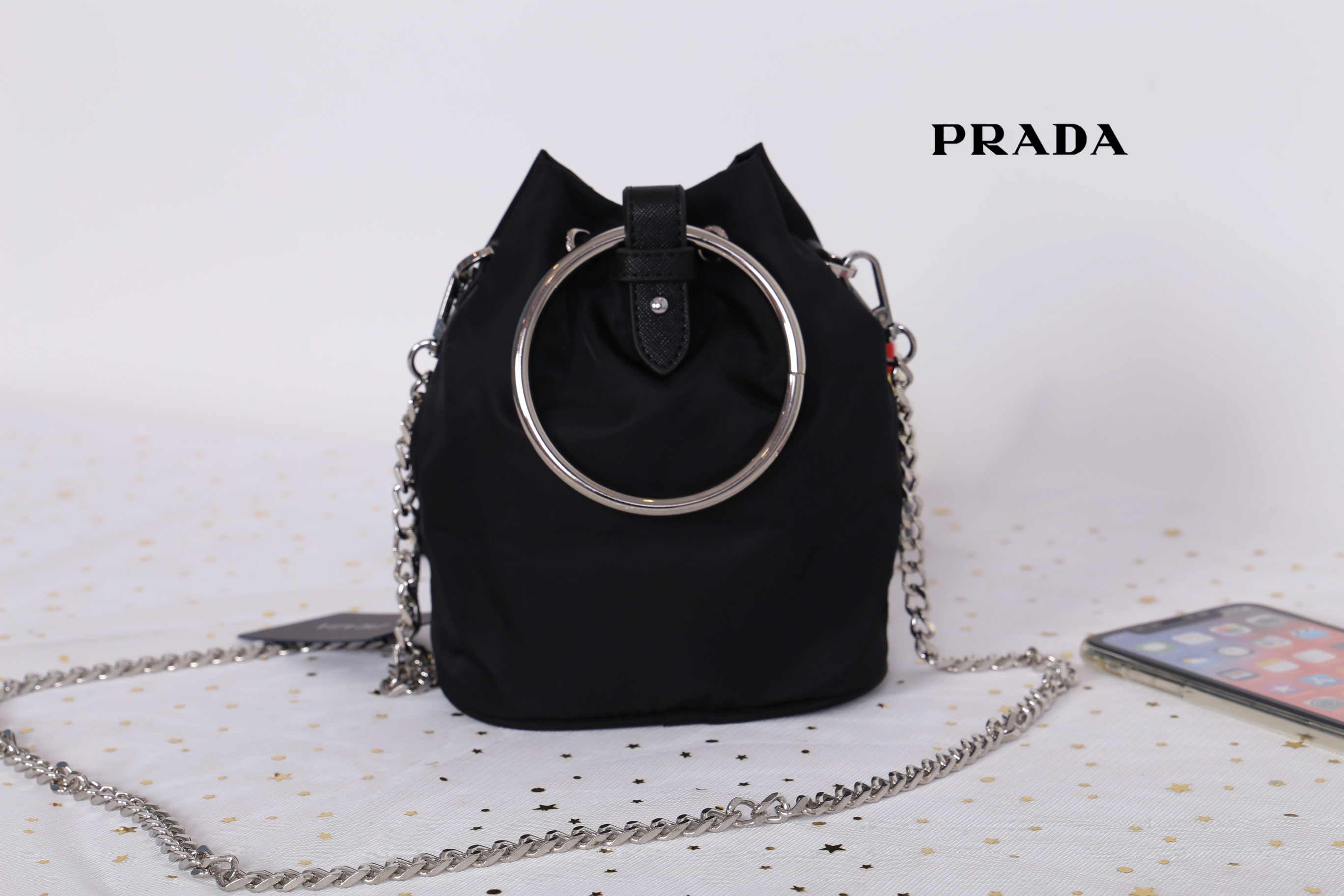 Prada mini nylon drawstring handbag / PRADA Bucket Bag ทรงสวยน่ารัก วัสดุผ้า Nylon คุณภาพดี อะไหล่เงินสวยสุดคลาสิค เปิดปิดแบบหูรูด ด้านในโล่งกว้างจุของได้พอประมาณเลยค่ะ ใส่ Iphone+ หรือรุ่นเทียบเท่าได้แบบสบายๆ ซับในพิมพ์ลายแบรนด์ ตามแบบฉบับแบรนด์