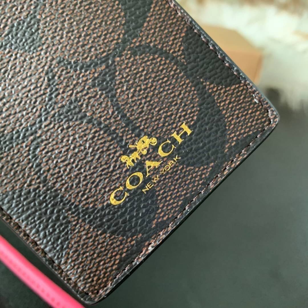 COACH F63274 ID LANYARD IN SIGNATURE COATED CANVAS กระเป๋าใส่บัตรคล้องคอ ลาย C ทั้งใบ ด้านหน้าตกแต่งชื่อแบรนด์ สวยมากกก ใส่บัตรพนักงาน และบัตรต่างๆ มาพร้อมสายคล้องคอ สายถอดออกได้ ตัวกระเป๋ามี 3 ช่องค่ะ