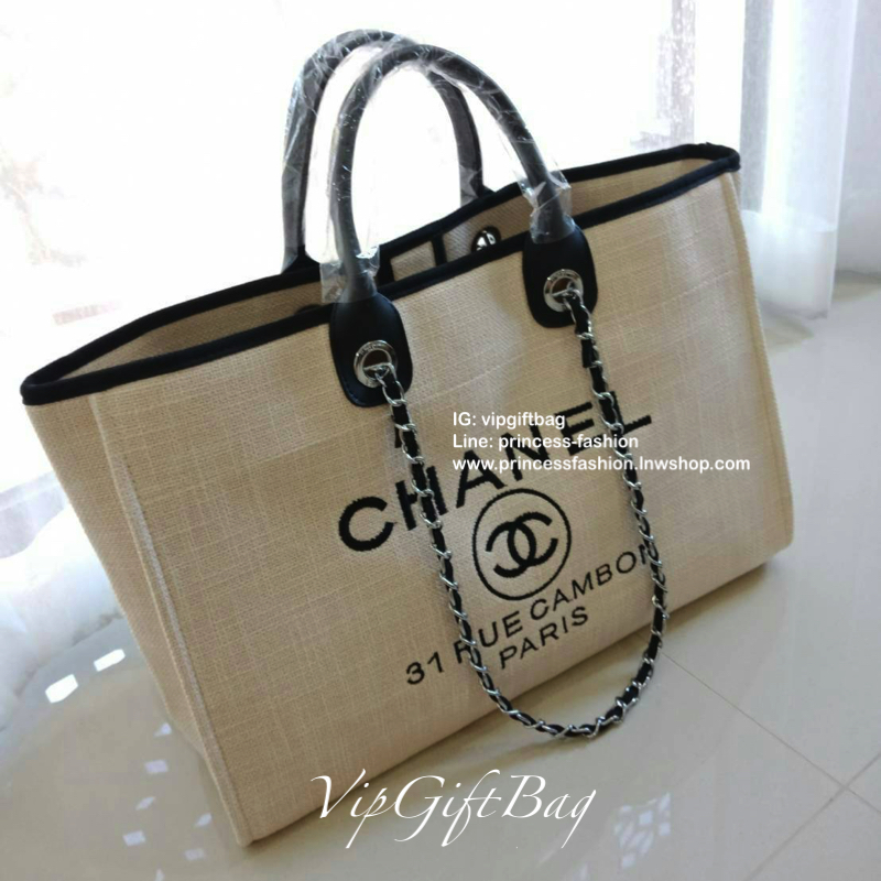 Chanel tote canvas bag จากงานพรีเมี่ยม VIP GIFT รุ่นดังเลยค้า Size ใหญ่อลัง บอกเลยว่า *งานดีที่สุด ตัวกระเป๋า กระเป๋าผ้าเป็นผ้า canvas เนื้อดีสมราคา สัมผัส นุ่มลื่นมือมากกกก อะไหล่เงินปั้มแบรนด์แท้ทั้งใบ ด้านหน้าปัก logo แบรนด์สุดหรู จุของได้เยอะมากก มีช่