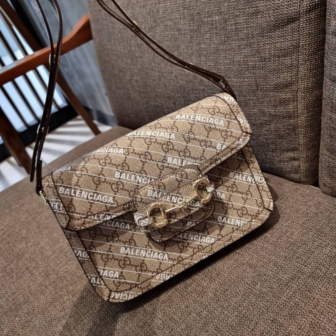 GUCCI x Balenciaga Horsebit 1995 รุ่นเด็ดสุด!! ฮ็อตสุด!! ที่ไม่ว่าใครก็ต้องรอคอย กับโปรเจคสุดเลิศ Balenciaga × Gucci strap shoulder bag กระเป๋าสะพายไหล่/สะพายข้าง ดีไซน์ใหม่ที่คอลแลบระหว่าง 2 แบรนด์สุดโต่งในเรื่องแฟชั่น รับรองความสวยไม่โป๊ะ วัสดุหนังแคนวา