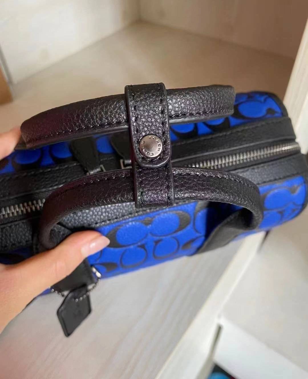 COACH GOTHAM DUFFLE / Coach Gotham 24 travelling bag handbag shoulder bag พร้อมส่ง กระเป๋าทรงหมอนรุ่นใหม่บ่าสุดปี 2022 รุ่นนี้สามารถใช้ได้ทั้งชาย//หญิง หนังแท้อย่างดี นิ่มทรงสวย มากๆค่ะ ภายในกระเป๋าสามารถใส่สัมภาระที่จำเป็นในชีวิตประจำวันได้ครบเลยค่ะ; มีช