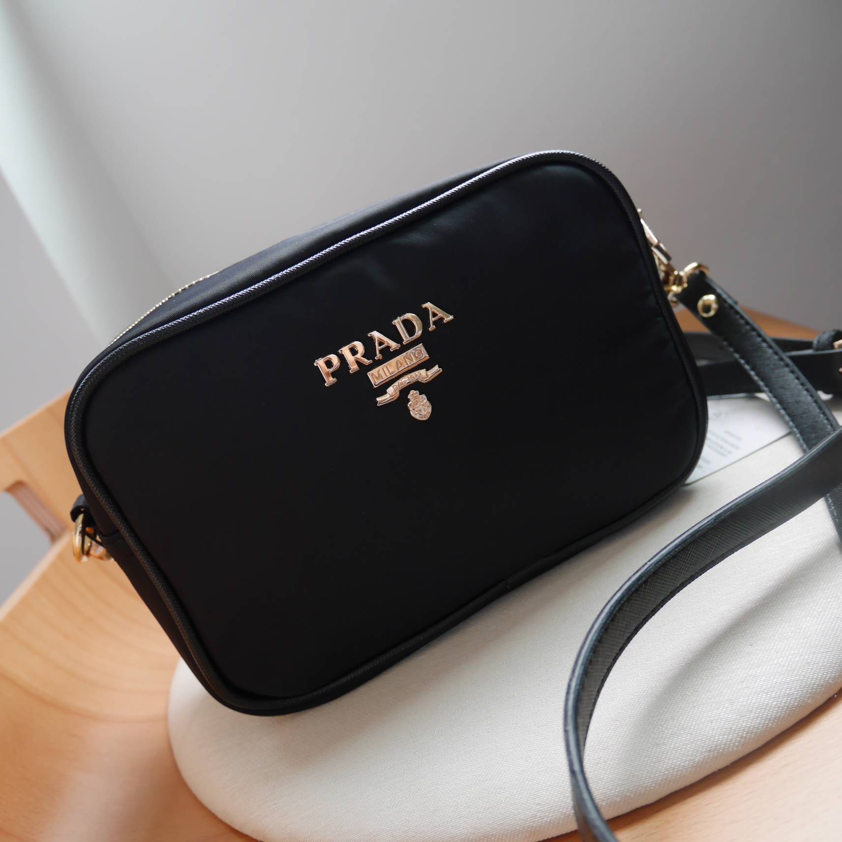 งานพรีเมี่ยมกิ้ฟ จากเคาเตอร์ต่างประเทศนะคะ 🎈 ☃🎄 ล็อตใหม่ค้า กับทรงน่ารัก mini crossbody งานพรีเมี่ยมกิ้ฟ จากเคาเตอร์ต่างประเทศ เป็น Best Seller อีกหนึ่งรุ่นเลย จากแบรนด์ PRADA เป็นทรงสี่เหลี่ยม กระเป๋าเป็นผ้า nylon ทั้งใบ เลิศมาก สา