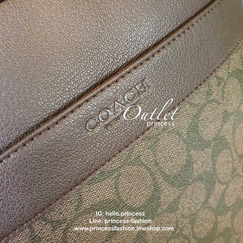 Coach Men crossbody bag Best seller! กระเป๋าข้างรุ่นยอดฮิตของคุณผู้ชาย วัสดุหนังลาย signature brand รอบใบ ด้านหน้ามี logo brand มีช่องหน้าหลัง ช่องหลักเปิดปิดด้วยซิป ใส่ wallet ยาว mini iPad ได้ มีช่องซิปเล็ก สายสะพายยาสปรับได้ค่ะ