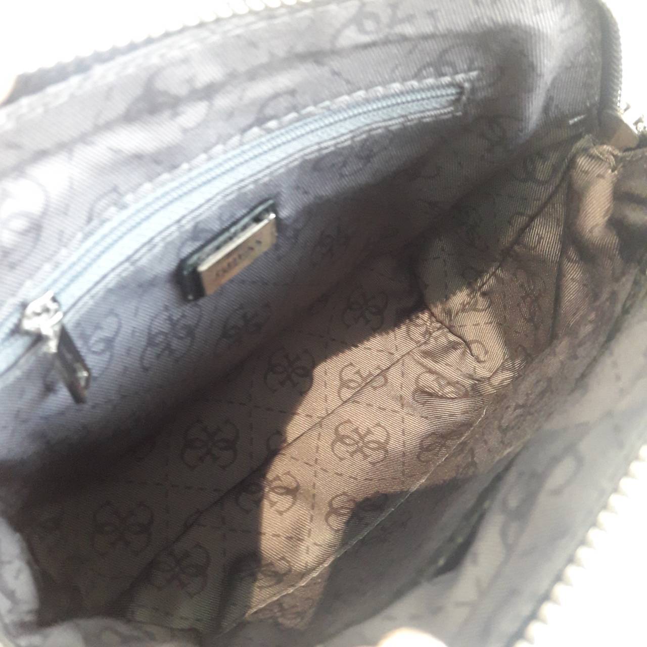 New arrival! กระเป๋าสะพายข้าง หนังจระเข้ ขนาดกระทัดรัด ยี่ห้อ Guess มาพร้อมกับสายหนัง และพื้นที่เก็บของอย่างจุใจ ด้วยดีไซน์เรียบหรูทำให้เข้ากับชุดได้หลากหลายสไตล์ กระเป๋าสะพาย GUESS ผลิตจาก PU แบบนิ่ม เปิด-ปิดด้วยซิป เพิ่มความหรู โดดเด่นด้วย ตกแต่งดีเทลโล