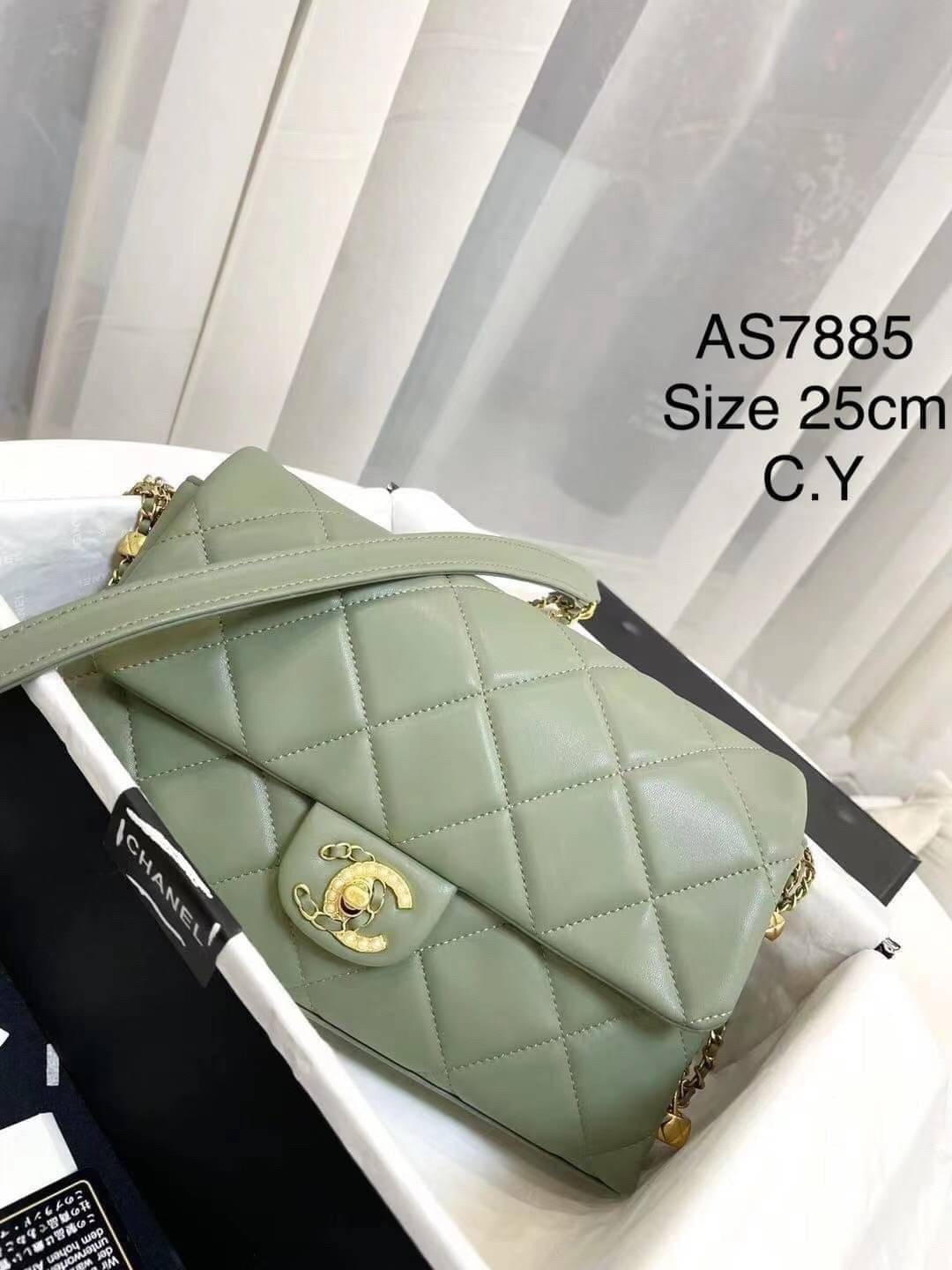 CHANEL flap pearl with chain พร้อมส่ง ที่สุดของความคลาสสิค อะไหล่ทองหรูหรา ด้านหน้าประดับโลโก้ฝังมุก หนังอย่างดี น้องมีความนิ่มสัมผัสแล้วหลงรักแน่นอนค่ะ