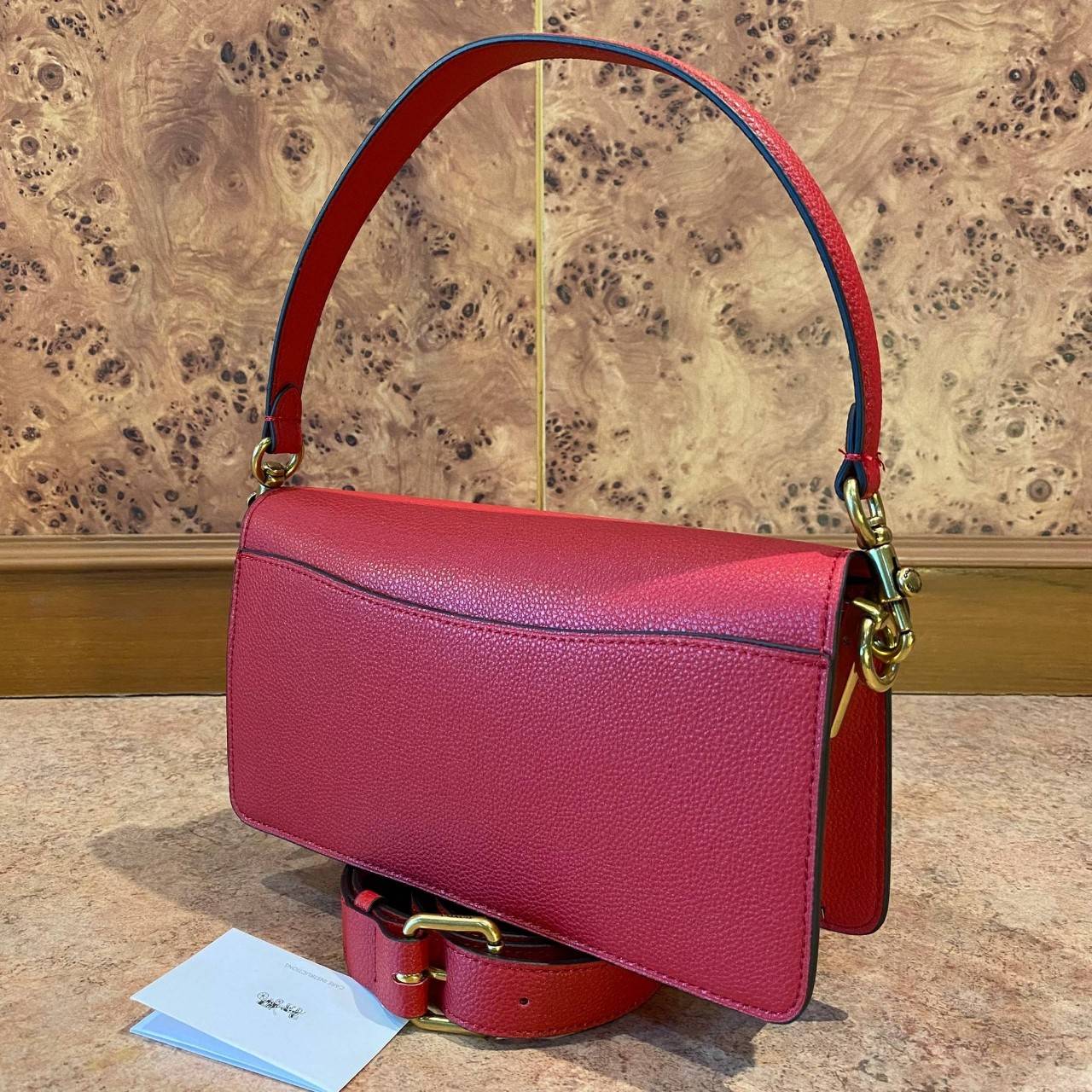 COACH TABBY SHOULDER BAG 26 ((73995)) พัฒนามากจากกระเป๋า Coach รุ่นดังยุค 1970 ทำจากผ้า Canvas เคลือบลายซิกเนเจอร์ หนังลายกรวดและหนังกลับ ด้วยวัสดุคลาสสิค มากับสายที่ถอดได้ถึง 2 สาย ไม่ว่าจะเป็นสายหิ้วหรือสายสะพาย หนังลายกรวดและหนังลูกวัวแบบเนื้อละเอียด แ