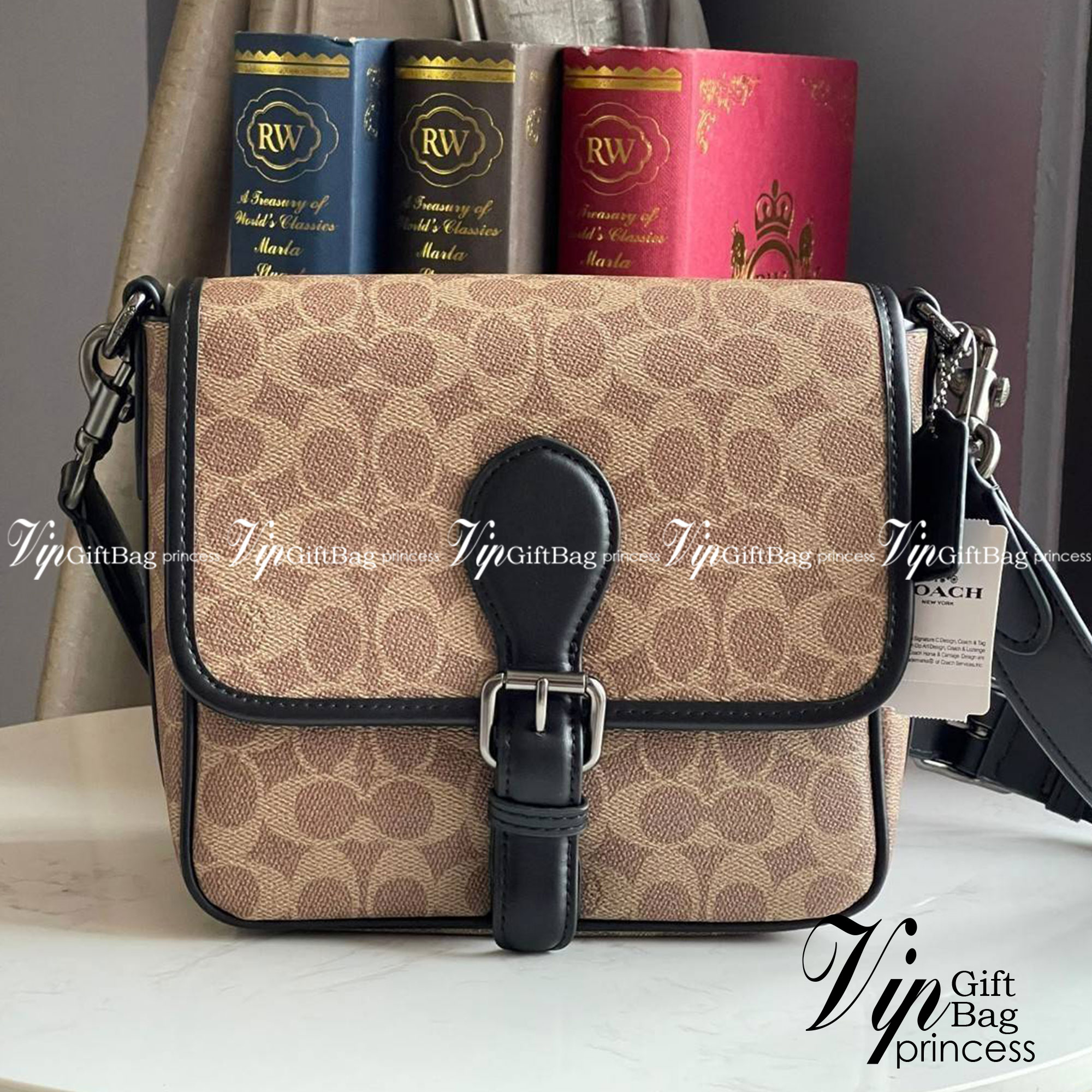 Coach Frankie Crossbody In Signature Canvas Leather Bag Sling CD877 กระเป๋าสไตล์แฮนด์ฟรีที่จัดระเบียบอย่างดีสำหรับการเดินทางหรือที่ทำงาน Frankie Crossbody ขนาดกะทัดรัดถือทุกสิ่งที่จำเป็นด้วยพื้นที่สำหรับโทรศัพท์ กระเป๋าสตางค์ กุญแจและอีกมากมาย ผลิตจากผ้าแ