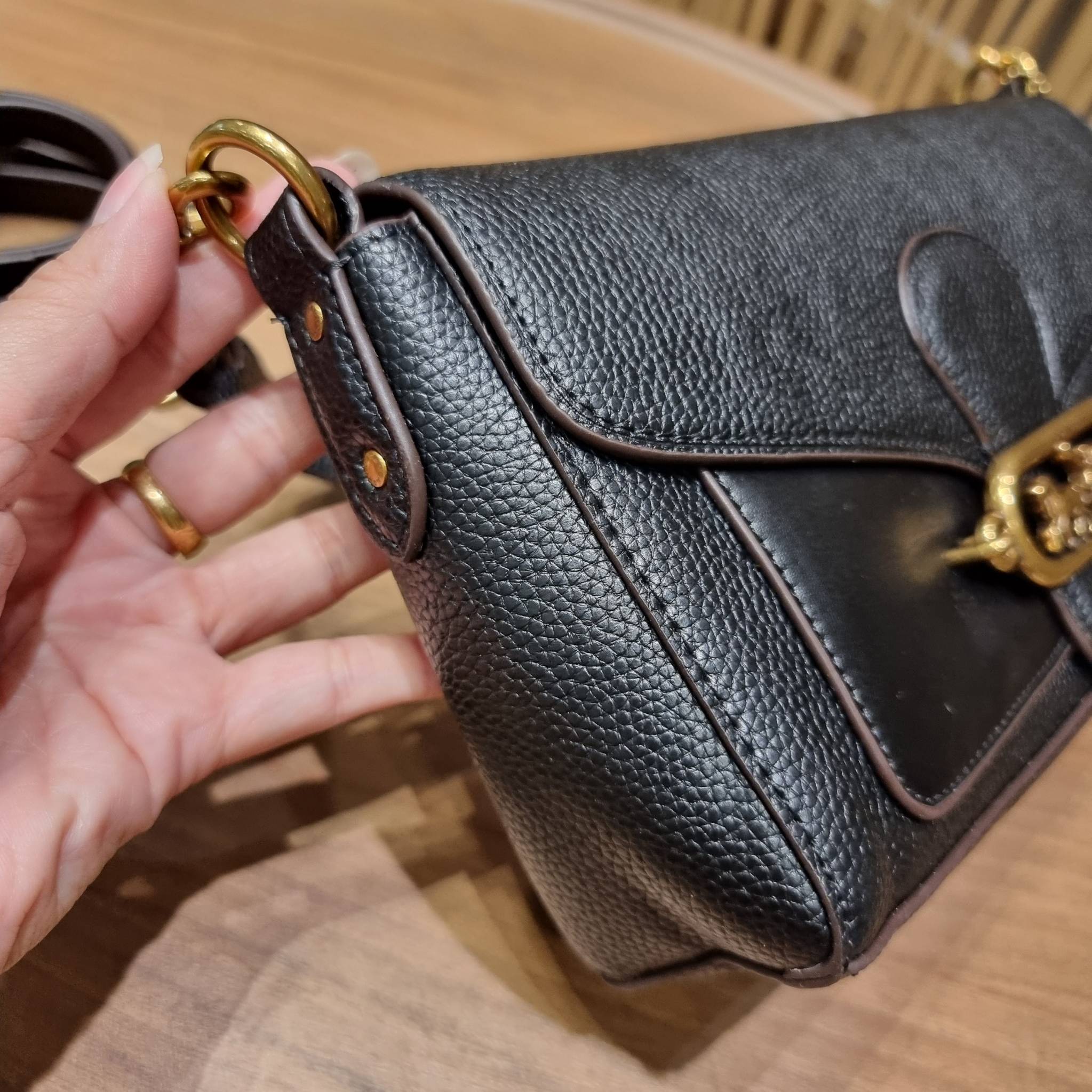 COACH SMALL JADE SHOULDER BAG [F91105,90782] กระเป๋าสะพายไหล่ ดีไซน์วินเทจย้อนยุค สวยคมชัด คลาสสิคใช้ได้ทุกลุค วัสดุหนัง pepble ทนทาน เปิด-ปิดด้วยฝาคาดโลโก้ พร้อมแถบแม่เหล็กในตัว รับรองแน่นหนา ด้านหลังมีช่องซิปให้ ภายในเป็นช่องโล่ง ขนาดกำลังดี ใช้งานง่าย 