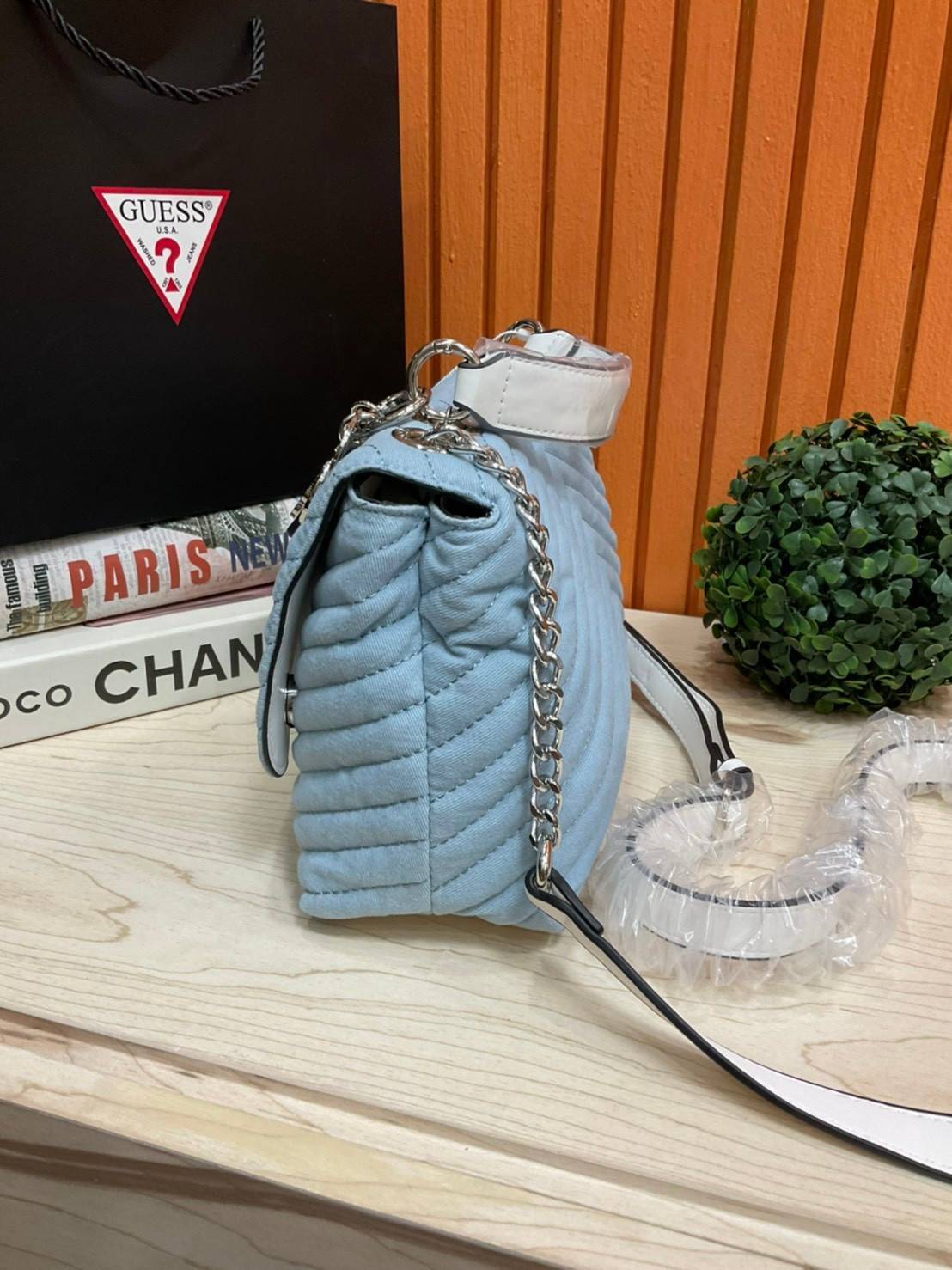 ของแท้ 💯% 】GUESS BLAKELY TOP HANDLE FLAP BAG กระเป๋สะพายรุ่นใหม่ล่าสุด รุ่นยอดนิยมสวยอยู่ทรง วัสดุหนังนิ่ม น้ำหนักเบา มีฐานกว้างตั้งอยู่ทรง ด้านหน้าประดับด้วยโลโก้แบรนด์สวยโดดเด่น