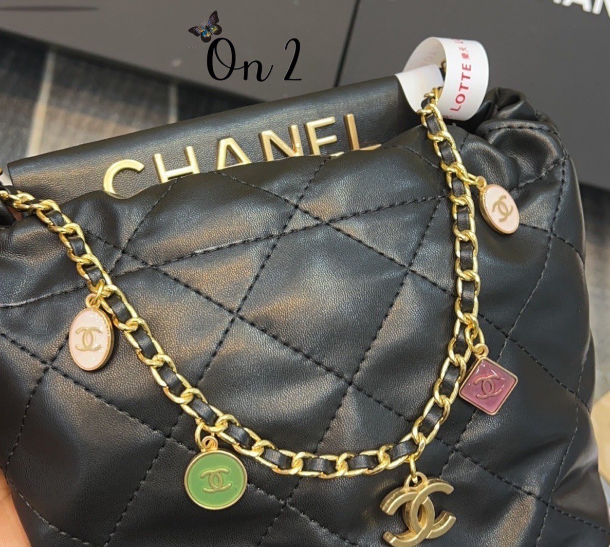 Chanel ss22 shopping tote / Chanel 23P mini bucket bag น่ารักมากๆ กับกระเป๋าสะพายไซส์มินิ ที่ปล่อยผ่านไม่ได้จริง ดีไซน์สายโซ่คล้องแขนตกแต่งอะไหล่ห้อยเพิ่มมูลค่า
