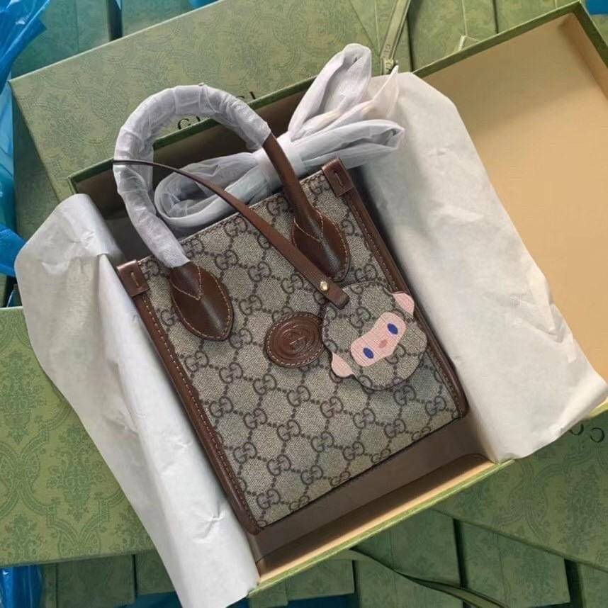 Gucci mini Tote กระเป๋าสะพายข้าง Premiumgift วัสดุหนังแท้ ด้านในโล่ง ใส่กระเป๋าตังค์ ใส่โทรศัพท์ Iphone+ ได้ สายยาวปรับระดับได้ Crossbody ได้ น้ำหนักเบา มาพร้อมกล่องและลิปบิ้นแบรนด์ สวยหรูดูแพง จะซื้อใช้เองหรือเป็นของขวัญก็เหมาะ ได้ไปไม่ผิดหวังค่ะ ไอเท็มน