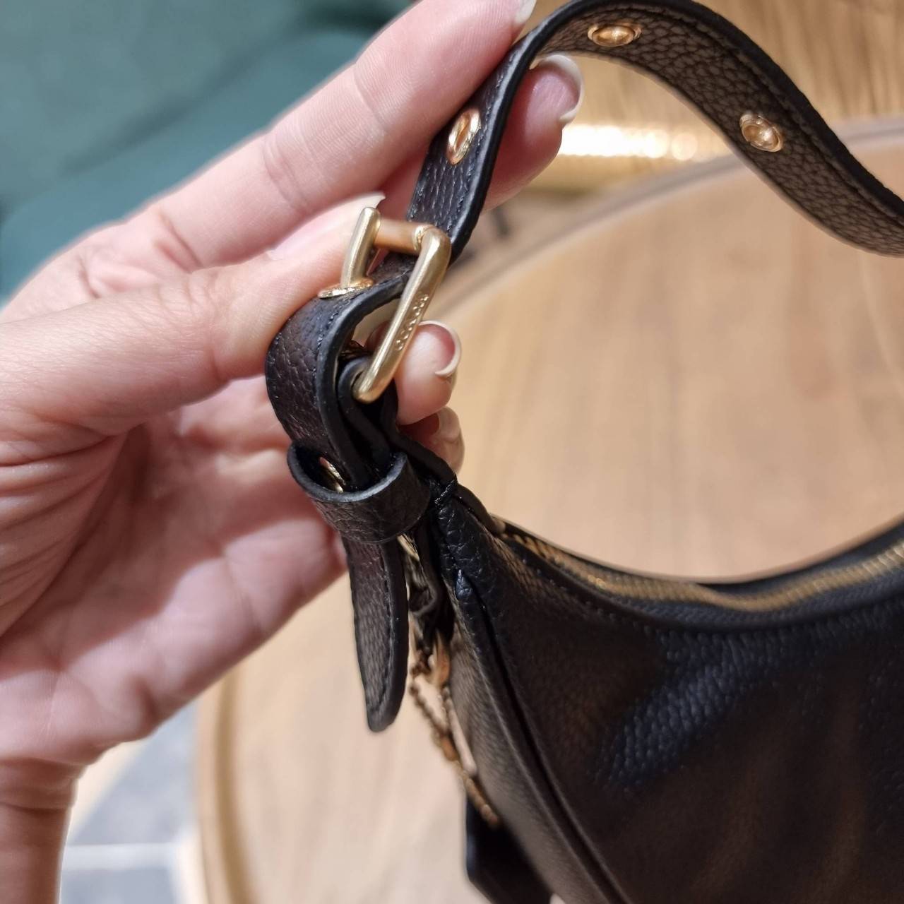 COACH C4108 BAILEY HOBO WITH WHIPSTITCH BEST SELLER ต้องมา!! กระเป๋าทรงโฮโบ ดีไซน์หรูหรา แมชท์ง่ายกับทุกไลฟ์สไตล์ วัสดุหนัง pepble หนังนิ่มสวย เปิด-ปิดด้วยซิปรูดใช้งานง่าย ภายในโล่งกว้าง สายคล้องสะพายไหล่ มีดีเทลน่ารักน่าใช้ ใช้งานสะดวกและง่ายต่อการใช้ชีว