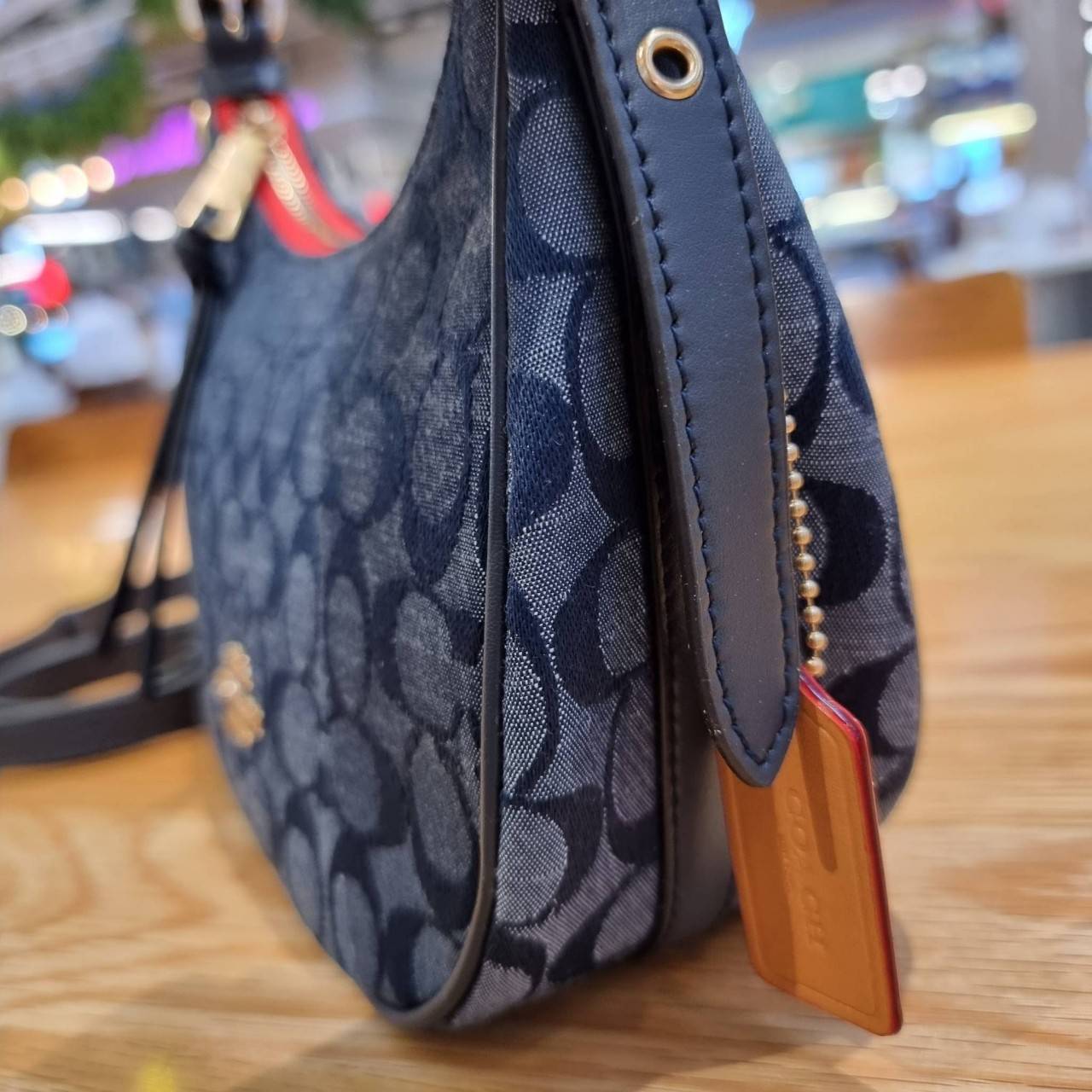 COACH C8163 KLEO HOBO IN SIGNATURE CHAMBRAY ใหม่ล่าสุด คอลเลคชั่นสุดคิ้วท์ ที่สาวๆต้องหลงรัก กระเป๋าสะพายทรงโฮโบ ที่ดีไซน์มาให้ปรับใช้งานได้หลากหลาย วัสดุผ้าแชมเบรย์ คมสวย รูดเปิด-ปิดด้วยซิป ภายในเป็นช่องโล่ง สายคล้องสามารถถอดออกใส่สายยาวสะพายข้างได้ หรือ