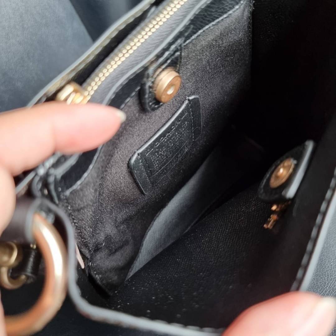 COACH 2312 SMALL TOWN BUCKET BAG IN SIGNATURE CANVAS รุ่นยอดนิยมใบเล็กมาครบสีแล้วจ้า กระเป๋าทรงบัคเก็ต สีผู้ดี๊ผู้ดี ตัวกระเป๋าดีไซน์คลาสสิคลายซี ดูโดดเด่น วัสดุหนังแคนวาสเคลือบลาย สวยคมทุกมุมจริงๆ!! เปิด-ปิดด้วยกระดุมแม่เหล็กทั้ง 2 ฝั่ง ภายในเป็นช่องโล่ง