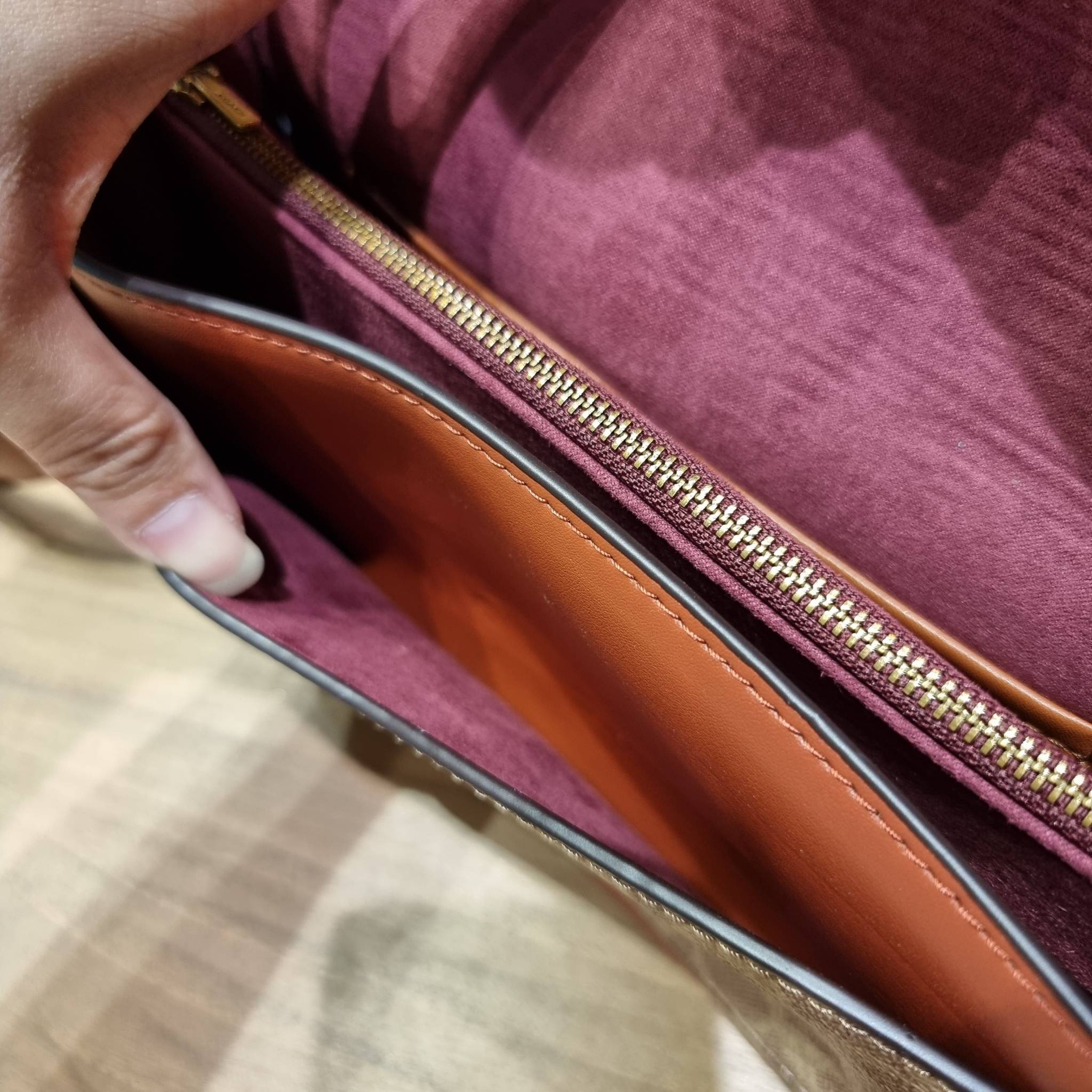 COACH TABBY SHOULDER BAG 26 IN SIGNATURE CANVAS WITH BEADCHAIN (6793,91215) กระเป๋าสะพายไหล่ ดีไซน์วินเทจย้อนยุค สวยคมชัด คลาสสิคใช้ได้ทุกลุค วัสดุหนังแท้สลับหนังแคนวาสเคลือบลาย เปิด-ปิดด้วยแม่เหล็กในตัว รับรองแน่นหนา ด้านหลังมีช่องแยก ภายในเป็นช่องโล่ง ข