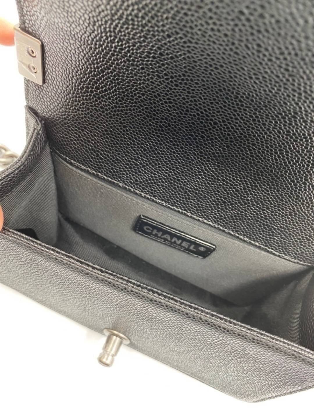 VIP 】หนังแท้ CHANEL BOY Mini Caviar Leather Silver/Gold กระเป๋าสะพายรุ่นยอดนิยมตลอดกาล หนังคาเวียร์อย่างดี อะไหล่เงินและทองรมควัน หรูหรามาก รุ่นนี้ไม่ต้องพูดเยอะ ขายดีตลอดปีเข้าเพิ่มไม่เคยพอเลยค่าา พร้อมส่งแล้ววน้าา สาวๆ จัดด่วนค่าา