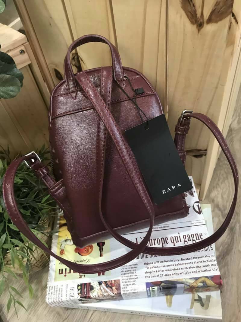 ZARA EMBOSSED STUDS MINI BACKPACK กระเป๋าสะพายเป้รุ่นใหม่ล่าสุดแบบชนช็อป ขนาดมินิน่ารัก วัสดุหนังขึ้นลายกราฟฟิกสวยเก๋ดูมีดีเทล เปิดปิดด้วยซิปรอบ ด้านหน้ามี1ช่องซิป มีช่องแบ่ง2ช่องเป็นสัดส่วน ภายในมีโลโก้และช่องใส่ของ สายสะพายหนังปรับระดับได้ ตัวจริงสวยดูด