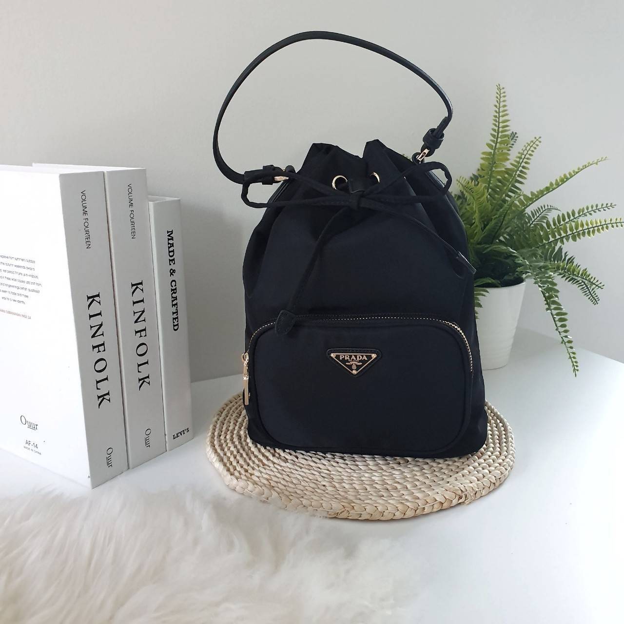 Medium ใครๆก็หลงรัก *ทรงขนมจีบ 🐰 งานพรีเมี่ยมกิ้ฟ จากเคาเตอร์ต่างประเทศ จากแบรนด์ PRADA ค่า เป็นกระเป๋าผ้า nylon silk เนื้อหนาซับในอย่างดี จุดเด่นคือ กระเป๋าสามารถ จุของได้เยอะมาก ด้านในมีช่องซิปพร้อมช่องใส่ของอีกหนึ่งช่อง น้ำหนักเบา ถือแล้วสวยมาก