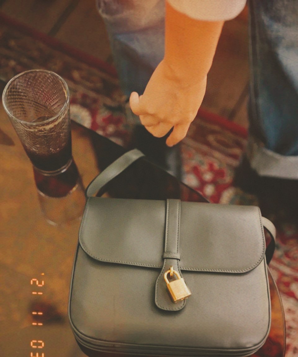 Celine Medium Tabou In Smooth Calfskin พร้อมส่งรุ่นใหม่แล้วค่า กับ CELINE SHOULDER BAG หนังเรียบสวยหรู ปรับดับพวงกุญแจสีทองด้านหน้า ด้านในเปิดด้วยด้วยกระดุม แบ่งช่องใส่ของออกเป็นสัดส่วน พร