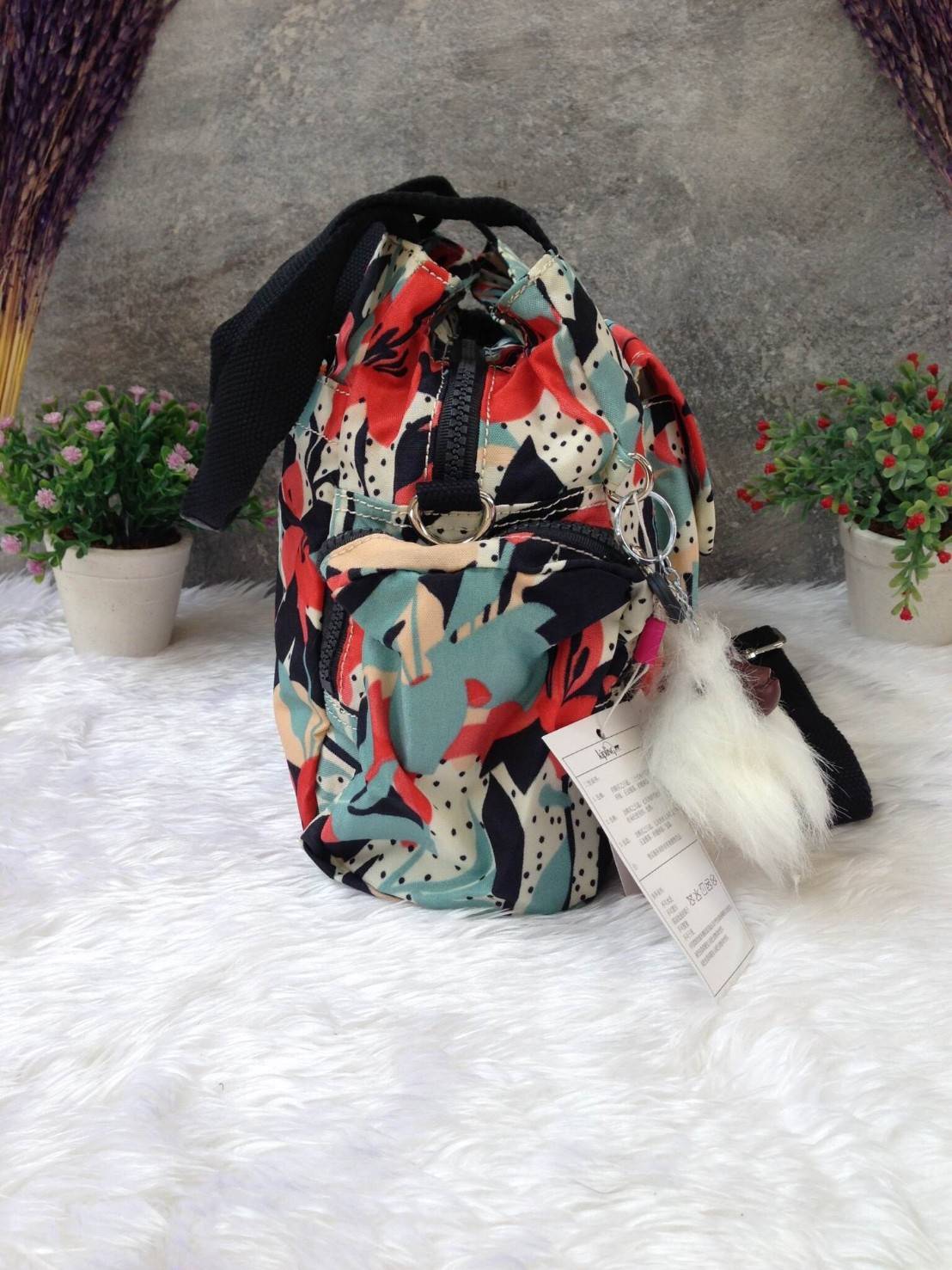 KIpling Felix Large Handbag Bag กระเป๋าถือหรือสะพายสไตล์ลำลองวัสดุ Nylon + Polyester 100% น้ำหนักเบามีหูหิ้วเเละสายสะพายยาวเลื่อนปรับระดับได้ถอดได้ เปิดปิดด้วยซิปสะดวกใช้ โลโก้เเบรนด์ มีช่องแบ่งถึง3ช่องเเยกเป็นสัดส่วน ด้านหน้าและด้านหลังมีช่องใส่ของเปิดปิ