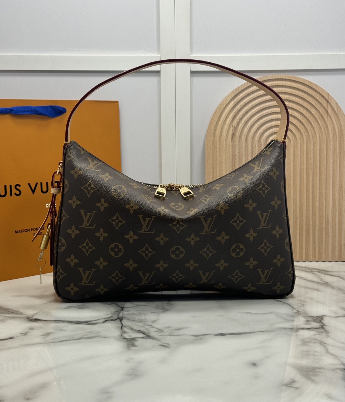 LV Slouchy PM Hobo bag 33 cm กระเป๋าถือ/สะพายไหล่ทรงโฮโบรุ่นใหม่ โดดเด่นด้วยรูปทรงอันเป็นเอกลักษณ์ เหมาะสำหรับพกพาเดินทางและใช้งานทุกวัน