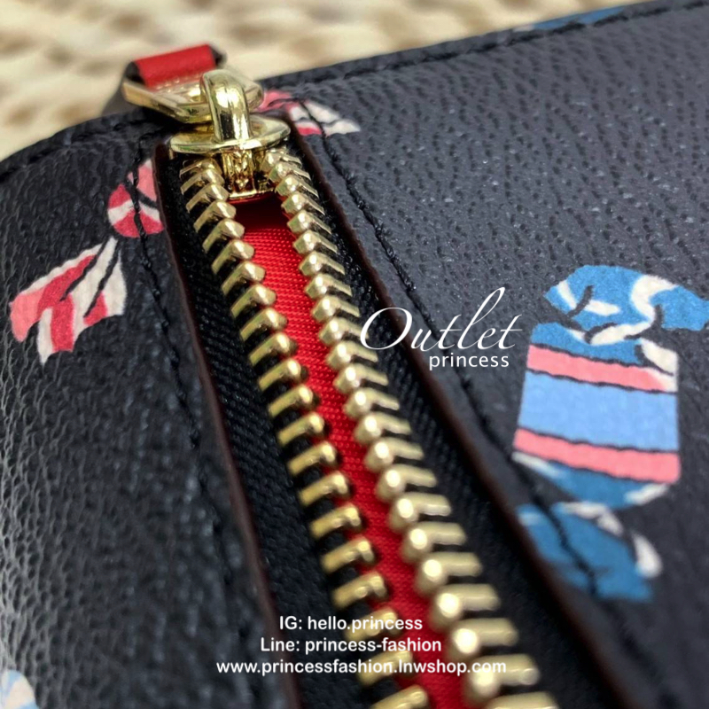 COACH SHOT WALLET BAG กระเป๋าสตางค์ใบสั้น วัสดุหนังแกะสวย ลายน่ารัก ขนาดกำลังดี เปิดปิดกระเป๋าแบบกระดุม ข้างในมีช่องใส่ธนบัตรตามยาวได้ ช่องใส่บัตรต่างๆได้ถึง 9 ใบ พร้อมช่องซิปด้านหลังใส่เหรียญหนึ่งช่องค่ะ เป็นอีกรุ่นที่น่าใช้