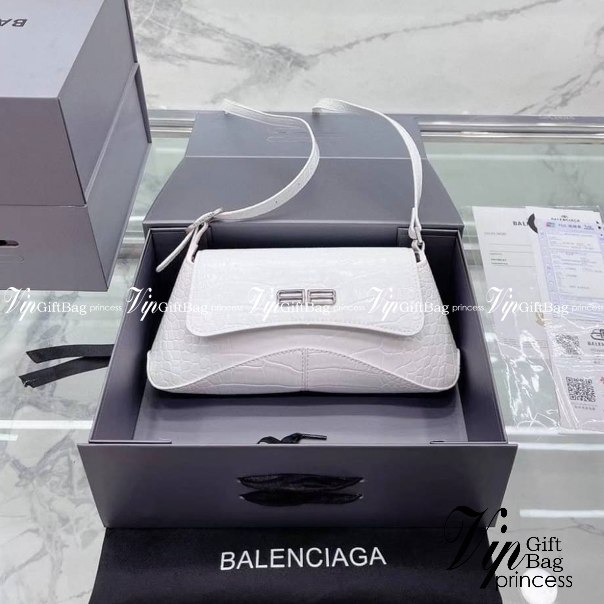 BALENCIAGA XX Small Flap leather shoulder bag กระเป๋าสะพายดีไซน์สวยเลิศ!! ไม่ซ้ำ เอกลักษณ์ที่โดดเด่นด้วยรูปทรง และขนาดที่กำลังเหมาะใช้งาน พร้อมดีไปหมด!! เปิด-ปิดด้วยกระดุมแม่เหล็ก ภายในกระเป๋าเป็นช่องโล่ง ใส่ของสำคัญจุกจิกพอได้ พกพาได้แบบไม่ต้องเยอะ สายสะ