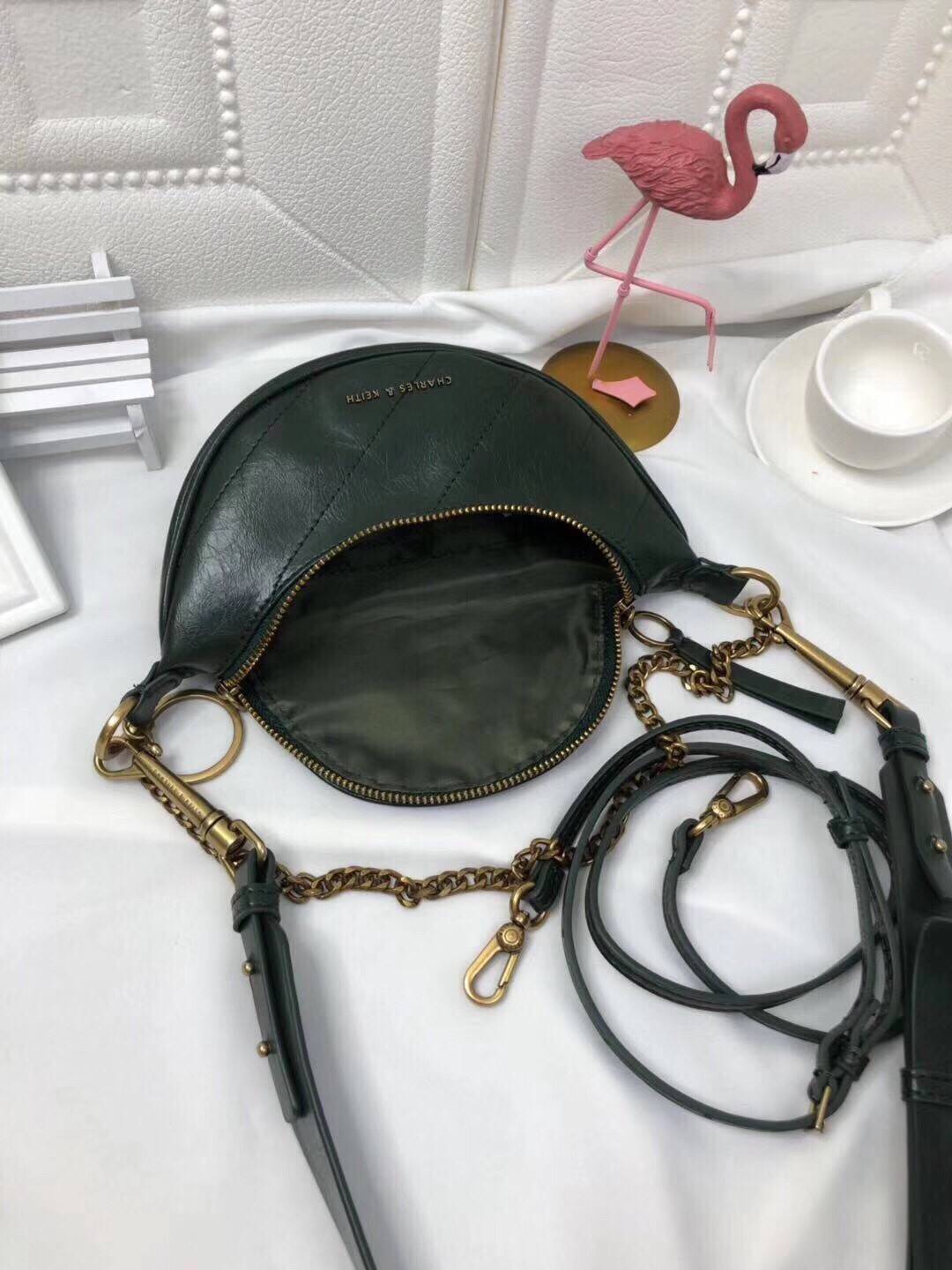 CHARLES & KEITH WRINKLED EFFECT RING ZIP TASSEL CROSSBODY BAG กระเป๋าสะพาย/คาดเอว/คาดอกรุ่นใหม่ล่าสุด เปิด-ปิดด้วยซิป ภายในโล่งกว้างมีช่องเล็กใส่บัตร จุของได้เยอะดีไซต์เก๋ไม่ซ้ำใคร สามารถสะพายได้หลายแบบไม่จำเจ ราคาสุดคุ้มห้ามพลาดค่ะ