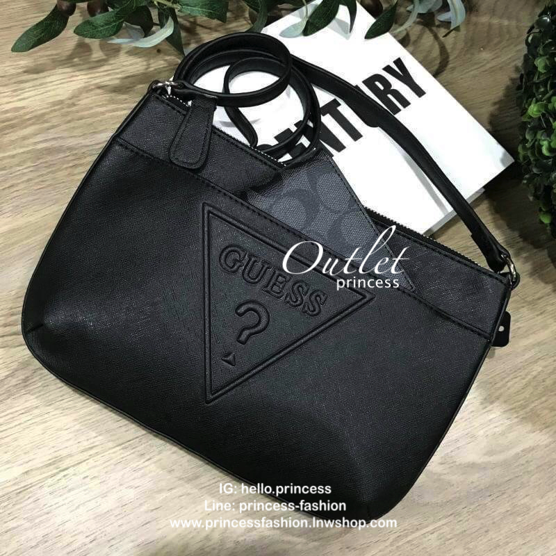 GUESS CROSSBODY BAG กระเป๋าสะพายรุ่นยอดนิยมจาก GUESS FACTORY วัสดุหนัง Saffiano อยู่ทรงสวยด้านหน้ามีโลโก้แบรนด์โดดเด่น มีช่องหน้า1ช่อง ขนาดกำลังดี น้ำหนักเบา เปิดปิดด้วยซิปสะดวกใช้ ภายในมีโลโก้ ซับในลายแบรนด์ รุ่นนี้ใส่กระเป๋าสตางค์ มือถือ ของใช้ได้เยอะค่