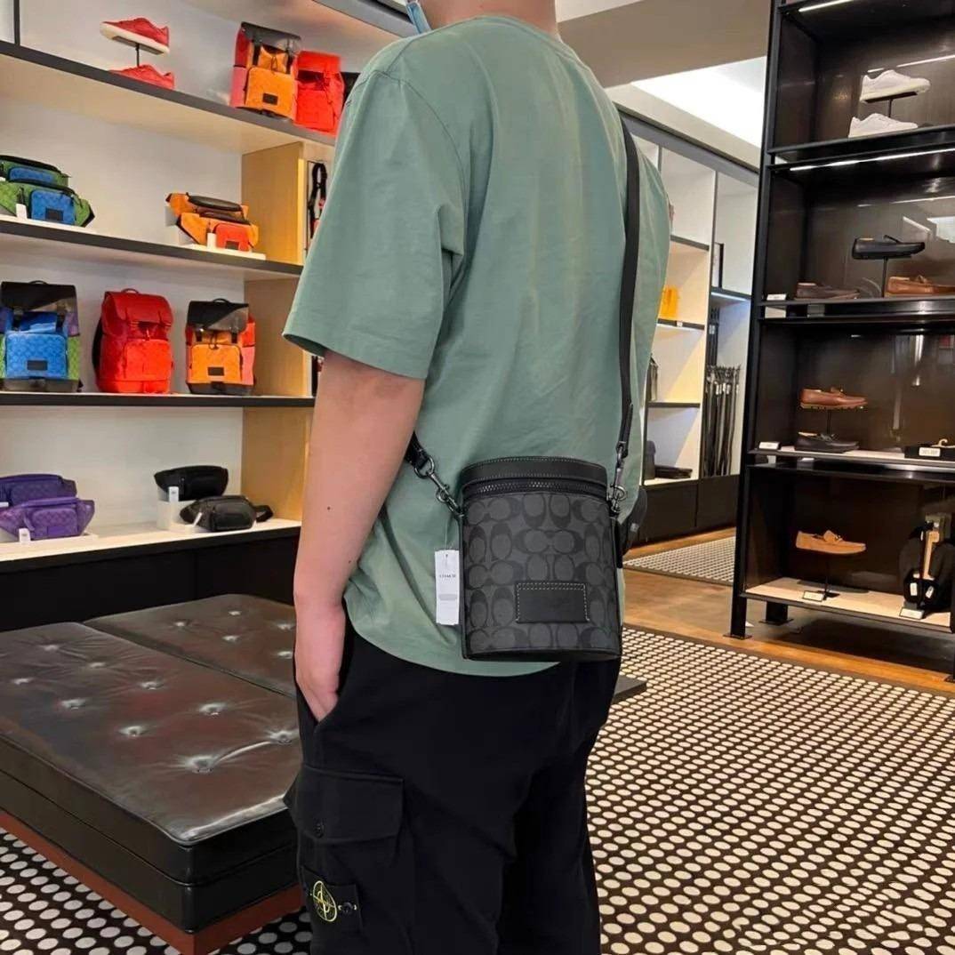 Coach Barrel Crossbody In Signature Canvas C9843 กระเป๋าถือสุดชิคตามแบบฉบับของ Coach ใบนี้หยิบมาแมตช์กับเสื้อผ้าได้ง่ายมาก ใช้งานได้แบบยูนิเซท ทั้งชายและหญิง เพราะมีดีไซน์ที่เรียบเก๋