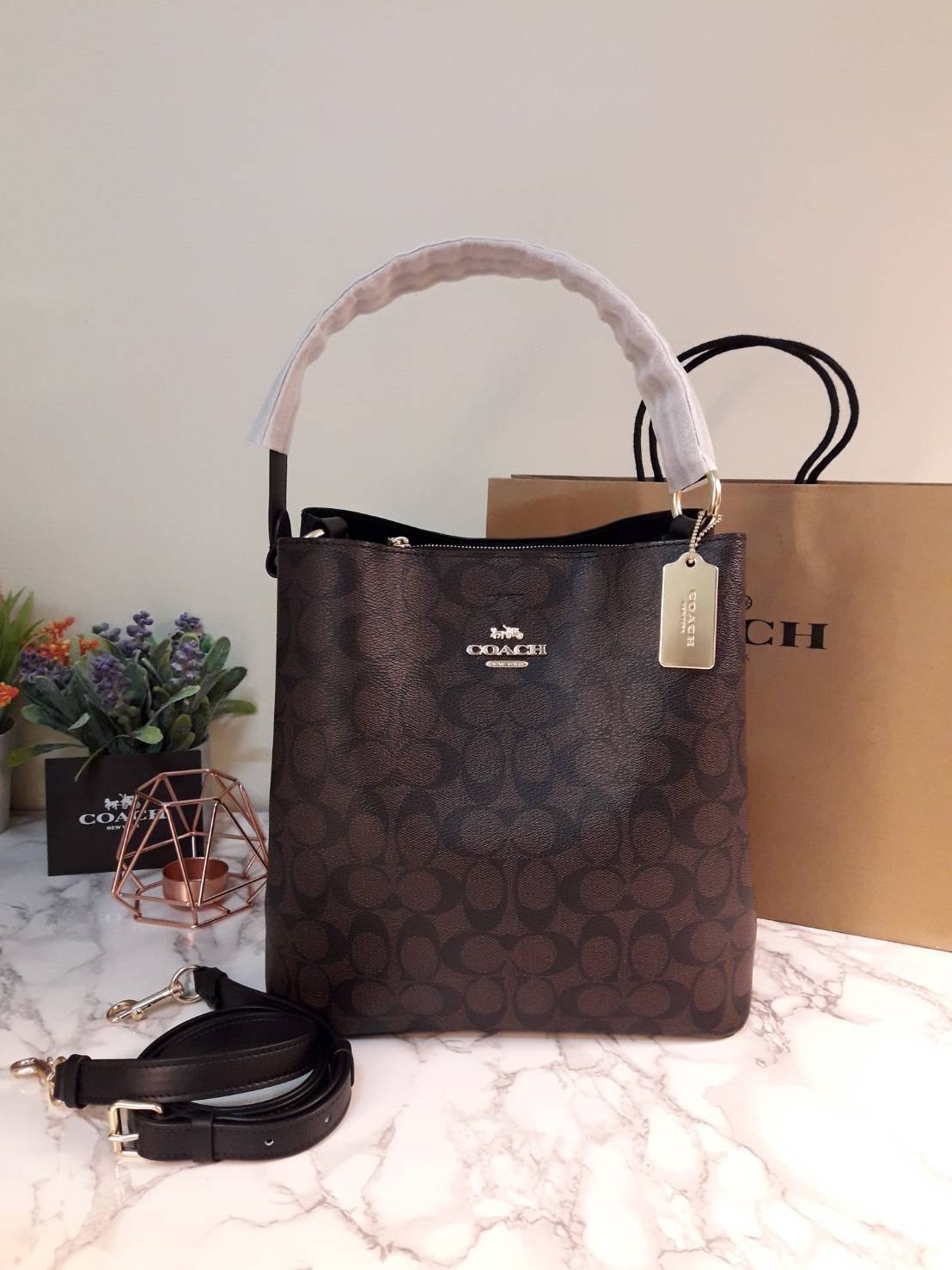 ใบใหญ่ 10" COACH TOWN BUCKET BAG IN SIGNATURE CANVAS (COACH 91512) 🌺 เป็นสีที่ขายดีมากๆ และหายากมากๆด้วย!! //ขนาด 10 นิ้ว ใส่ของได้จุใจ!! //กระเป๋าสะพายข้าง //วัสดุหนังแคนวาสอย่างดี หนังสวย อยู่ทรง มีสายสะพายยาว ใช้สะพายเป็นคลอสบอดี้ได้ สายยา