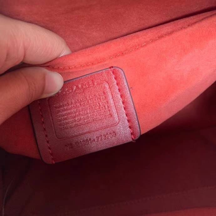 COACH ZOE CARRYALL IN SIGNATURE CANVAS เดอะเบสท์แห่งปี ต้องยกให้พี่คนสวยใบนี้เลย!! รุ่นที่สาวๆตามหา หายากอีกหนึ่ง กระเป๋าถือ/สะพายทรงสวย คลาสสิค ใบใหญ่จุคุ้ม มีดีเทลน่ารักๆที่แม่กุญแจ สามารถล็อคหัวซิปได้ กุญแจซ่อนในพวงหนังห้อยก็น่ารักไปอีก ภายในโล่งกว้าง 