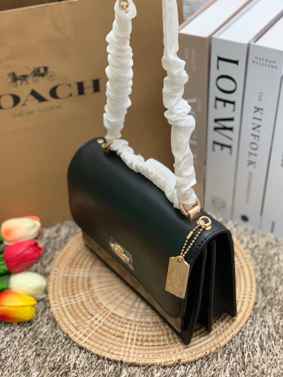 พร้อมส่งถึง8สี ห้ามพลาดค่ะ! COACH KLARE CROSSBODY BAG ((91019//91174//90400//1424//90635)) พร้อมส่งที่ไทย กระเป๋าสะพายครอสบอดี้ร์หรือสามารถทบเป็นสายคู่คล้องไหล่ได้ด้วยค่ะ หนังแท้ แต่ละสีทำลายหนังได้สวยงามแตกต่างกันออกไปนะคะ ✔️ห้อยด้วยป้ายแบรนด์แบบโ