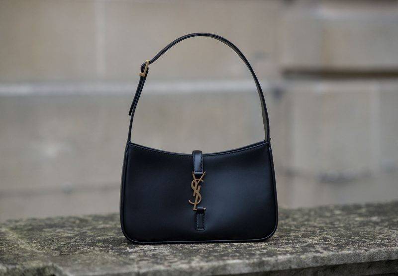 YSL LE 5 À 7 HOBO BAG IN SMOOTH LEATHER / Yves Saint laurent hobo bag กระเป๋าสะพายไหล่ ดีเทลหรู สวยครบทุกมุม ตอบโจทย์สาวๆทุกไลฟ์สไตล์ เพราะใช้งานได้ง่ายและสะดวก วัสดุหนังแท้ สัมผัสดีงาม น้ำหนักเบา ดูแพงที่สุด โดดเด่นด้วยโลโก้ สามารถเกี่ยวคล้องเพื่อล็อคปิด