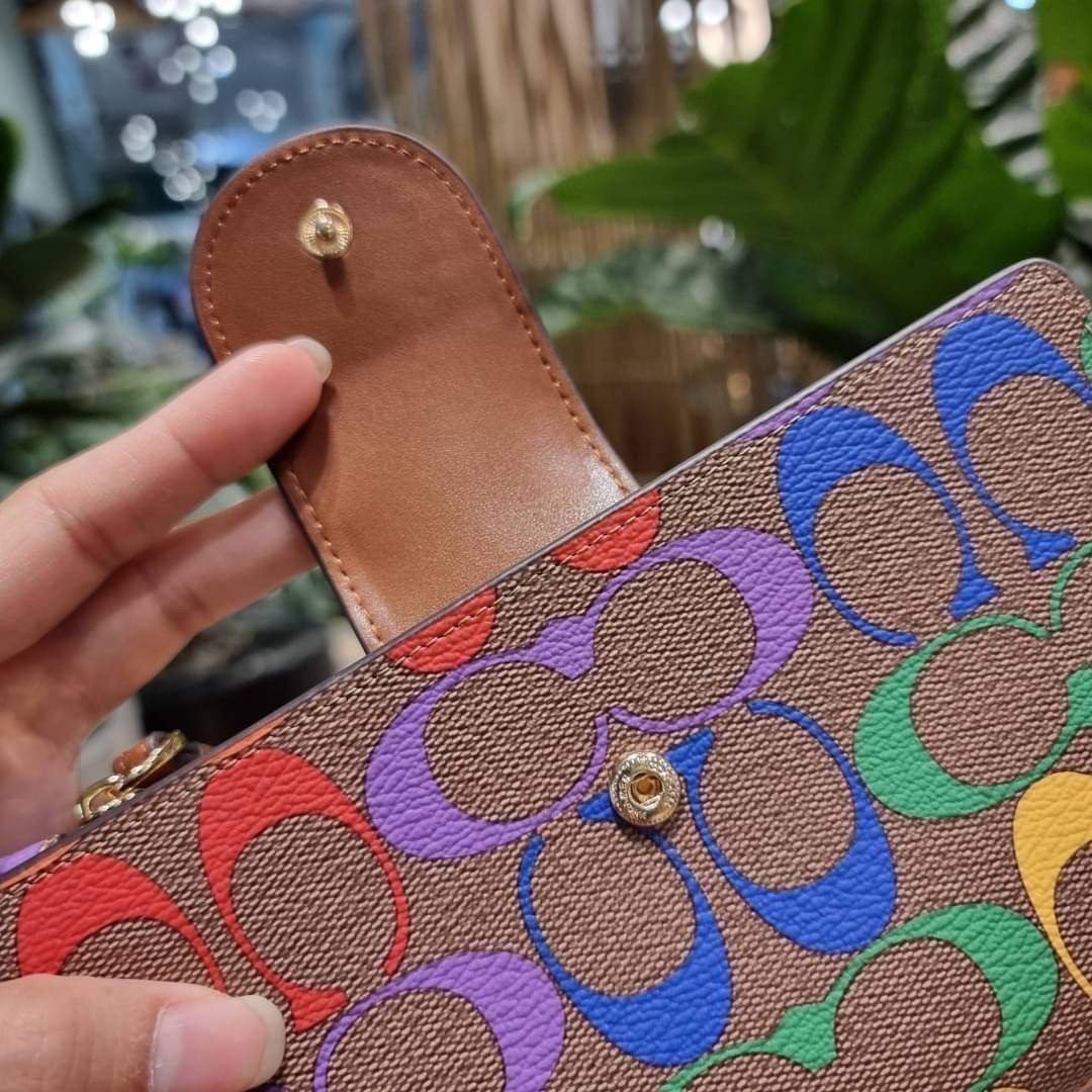 COACH C9944 TECH WALLET IN RAINBOW SIGNATURE CANVAS ดีไซน์ใหม่ คอลเลคชั่นสวยหรู กระเป๋าสตางค์พร้อมสายคล้องมือ ง่ายต่อชีวิตมากจ้า!! มันดี มันพร้อม มันสวยจริงจัง!! ใส่ได้ทั้งบัตร และโทรศัพท์ก็ใส่ได้ทุกรุ่น แถมยังมีช่องซิปแยกไปอีก ช่องเยอะไม่ต้องห่วงจริงๆ วั