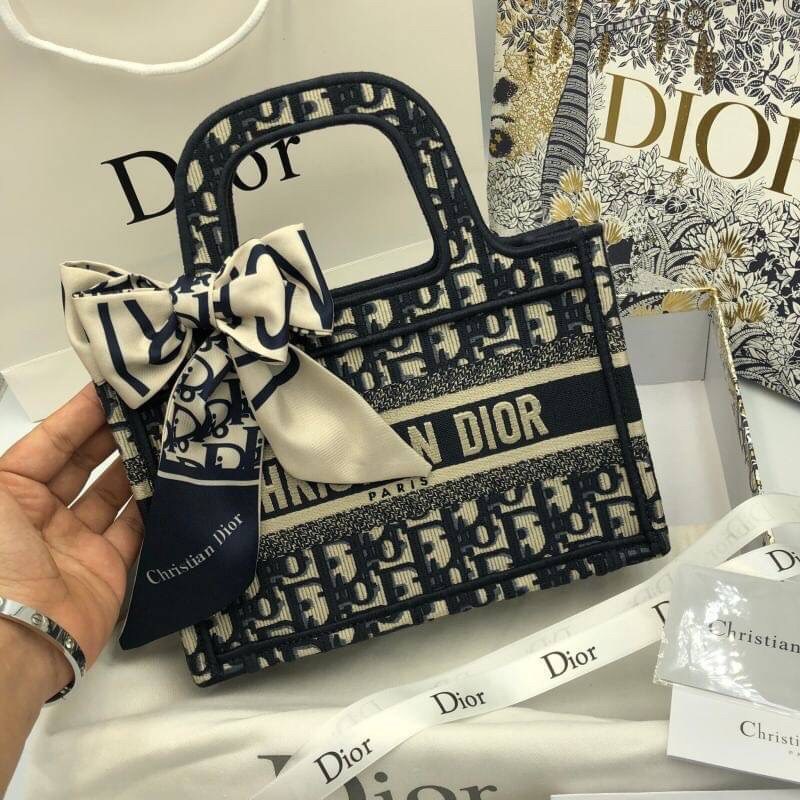 CHRISTIAN DIOR MINI BOOK TOTE กระเป๋าถือทรง Shopping ไซส์มินิ สวยคลาสสิค พกพาสะดวก ใช้งานง่ายสุดๆ วัสดุงานทอละเอียดคุณภาพดี ภายในเป็นช่องโล่ง ใบจริงงานสวยเกินเบอร์!! ไม่ผิดหวังจ้า