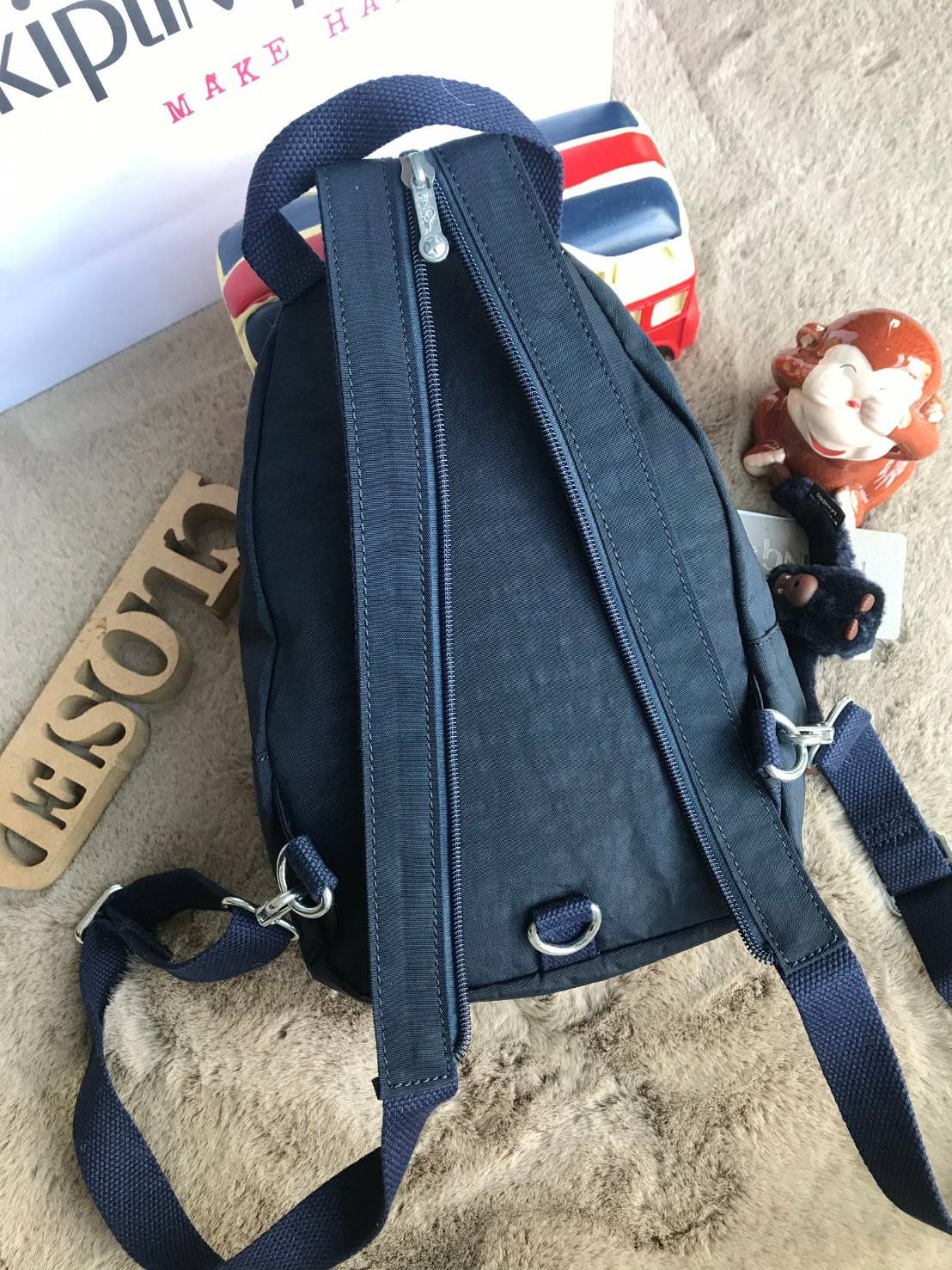 Kipling Backpack & Handbag K15456 กระเป๋าหรือสะพายหลังแบบเป้ หรือคาดอก เปลี่ยนสไตล์เท่ๆได้ด้วยซิปเดียวด้านหลัง ขนาดกลางกำลังดี วัสดุpolymide100% น้ำหนักเบา ช่องหลักเปิดปิดสองชั้นด้วยซิปและตัวล้อคทันสมัยใช้งานง่าย ด้านหน้า1ช่องซิปเก็บของจุกจิกจิก ใช้ได้แบบ